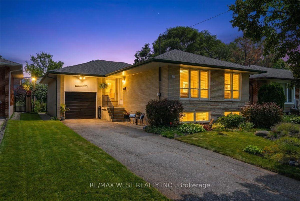 19 Decarie Circle, Toronto — Detached for sale, photo 1