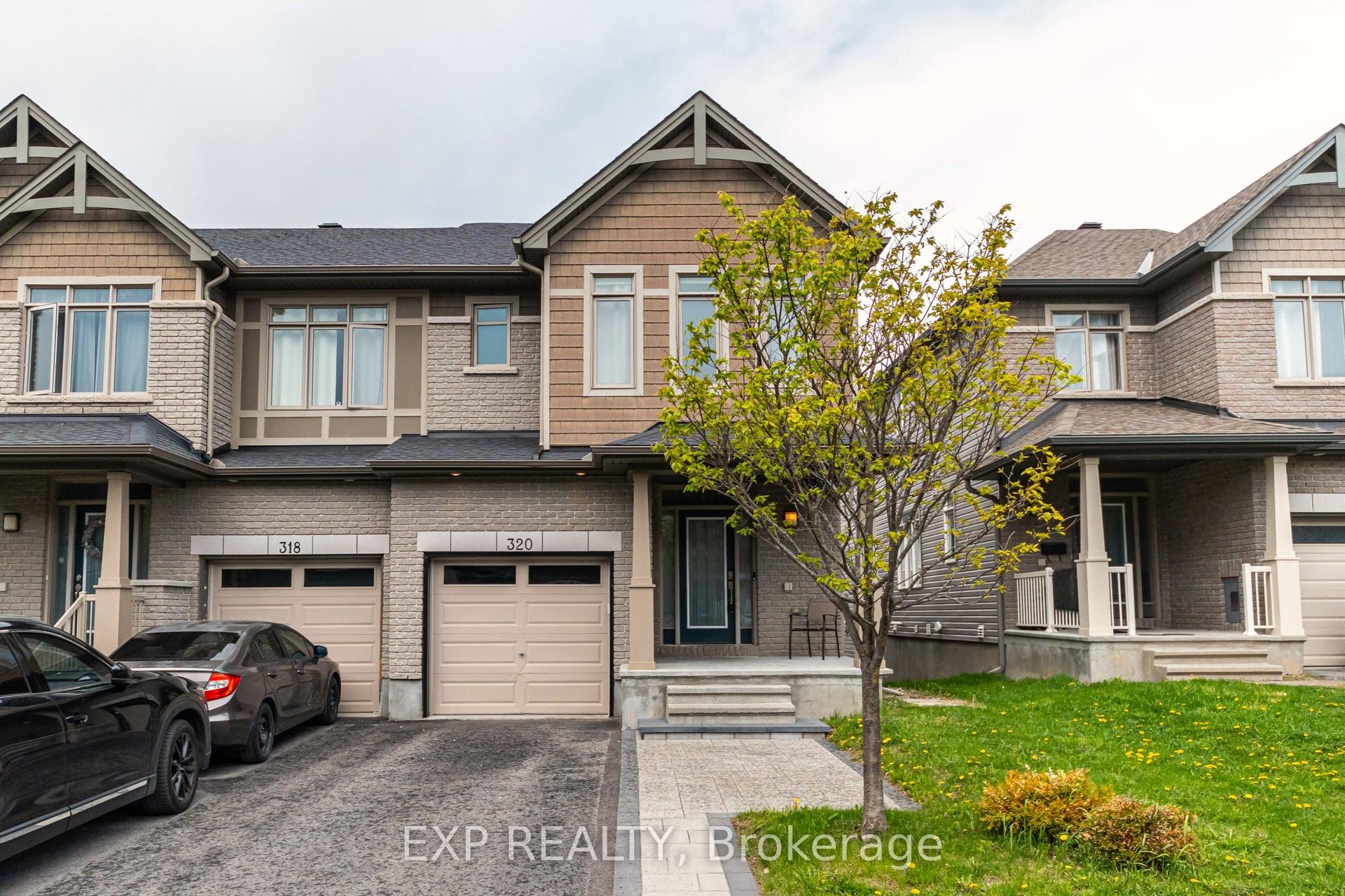 320 Broadridge Crescent — photo 1