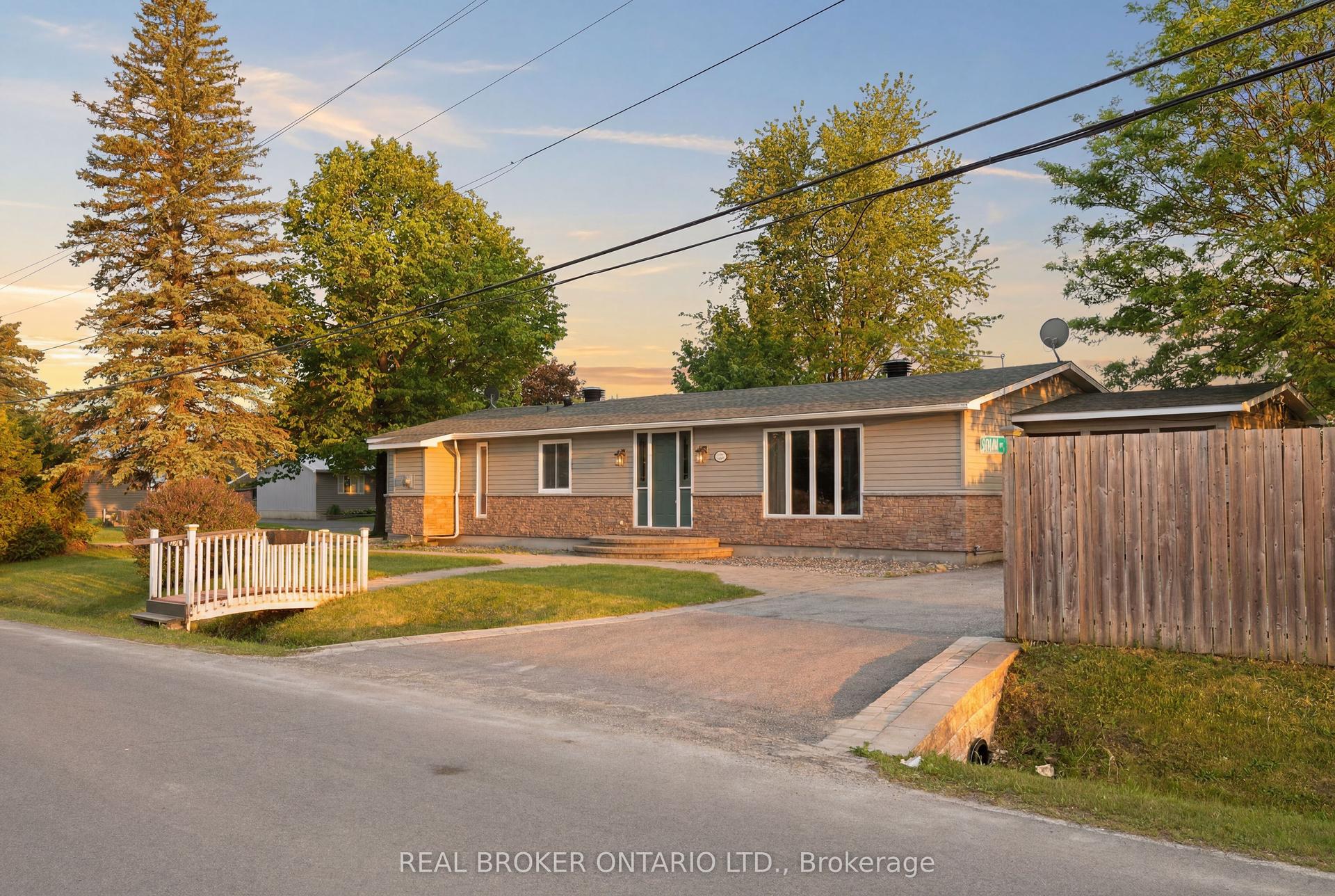 606 Lydia Street N — photo 1
