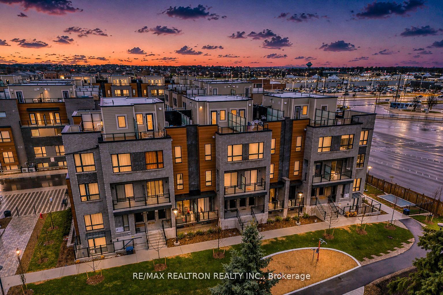 22 Lytham Green Circle 6 #6, Newmarket — Condo Town for lease, photo 1
