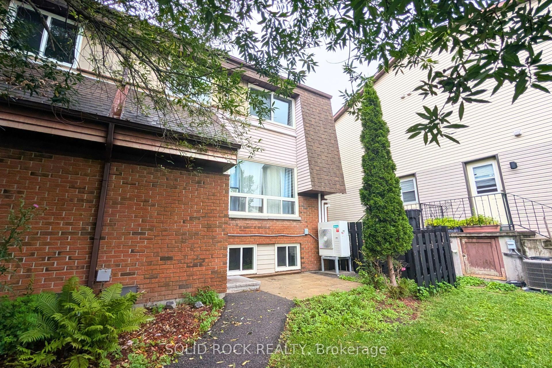 29 Woodvale Green Drive B #B, South of Baseline to Knoxdale — Condo Town for lease, photo 1