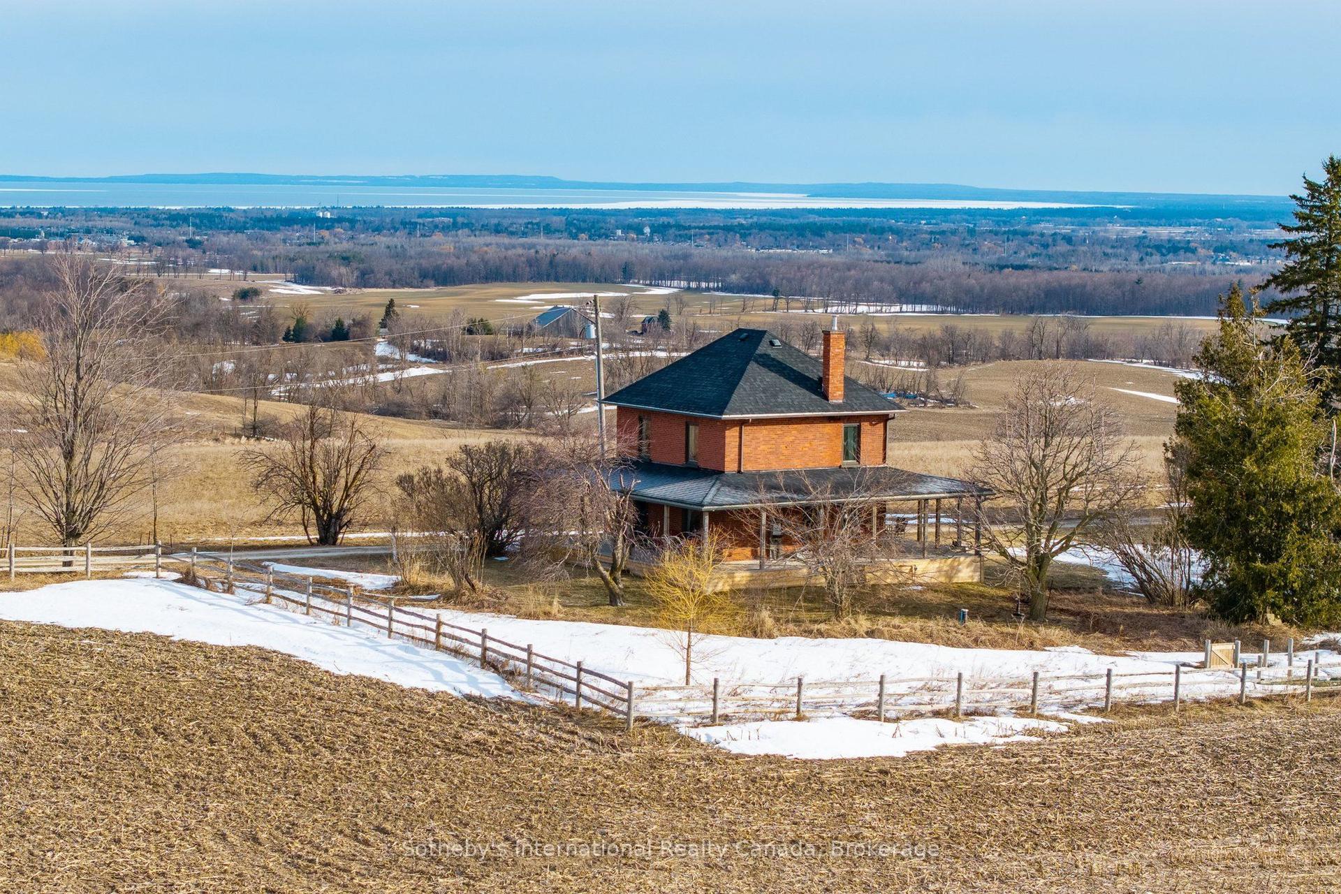 1943 Fairgrounds Road S — photo 1