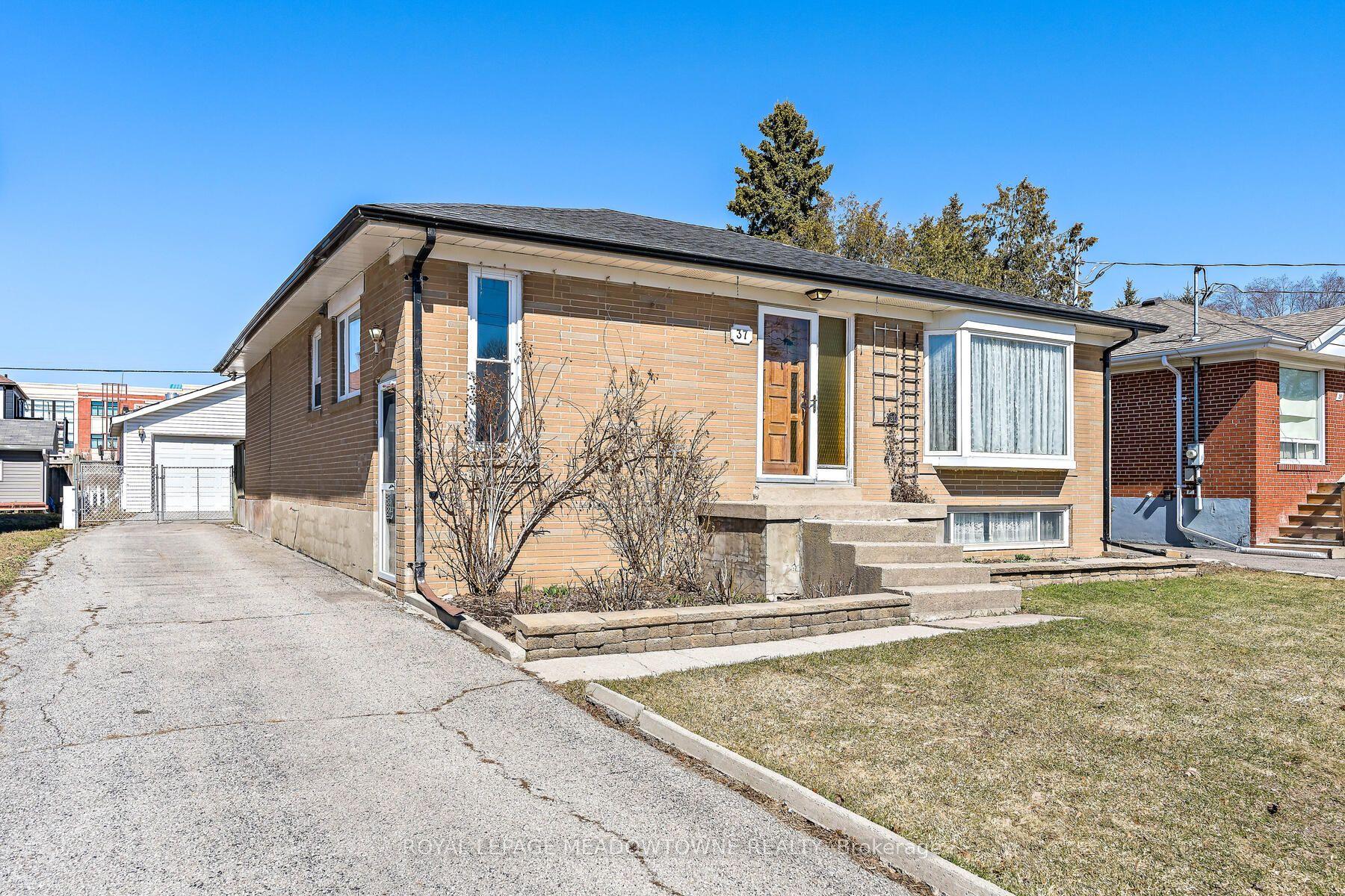 37 Prince Charles Drive — photo 1