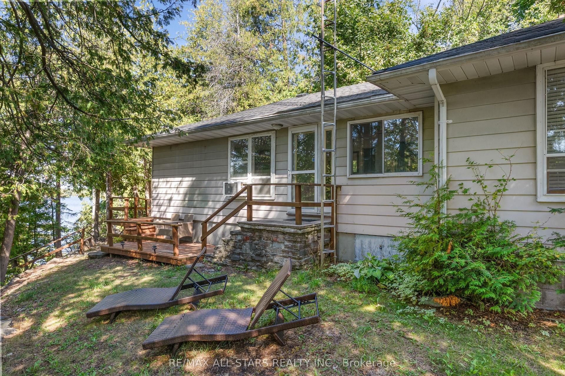 242 Francis Street E — photo 1