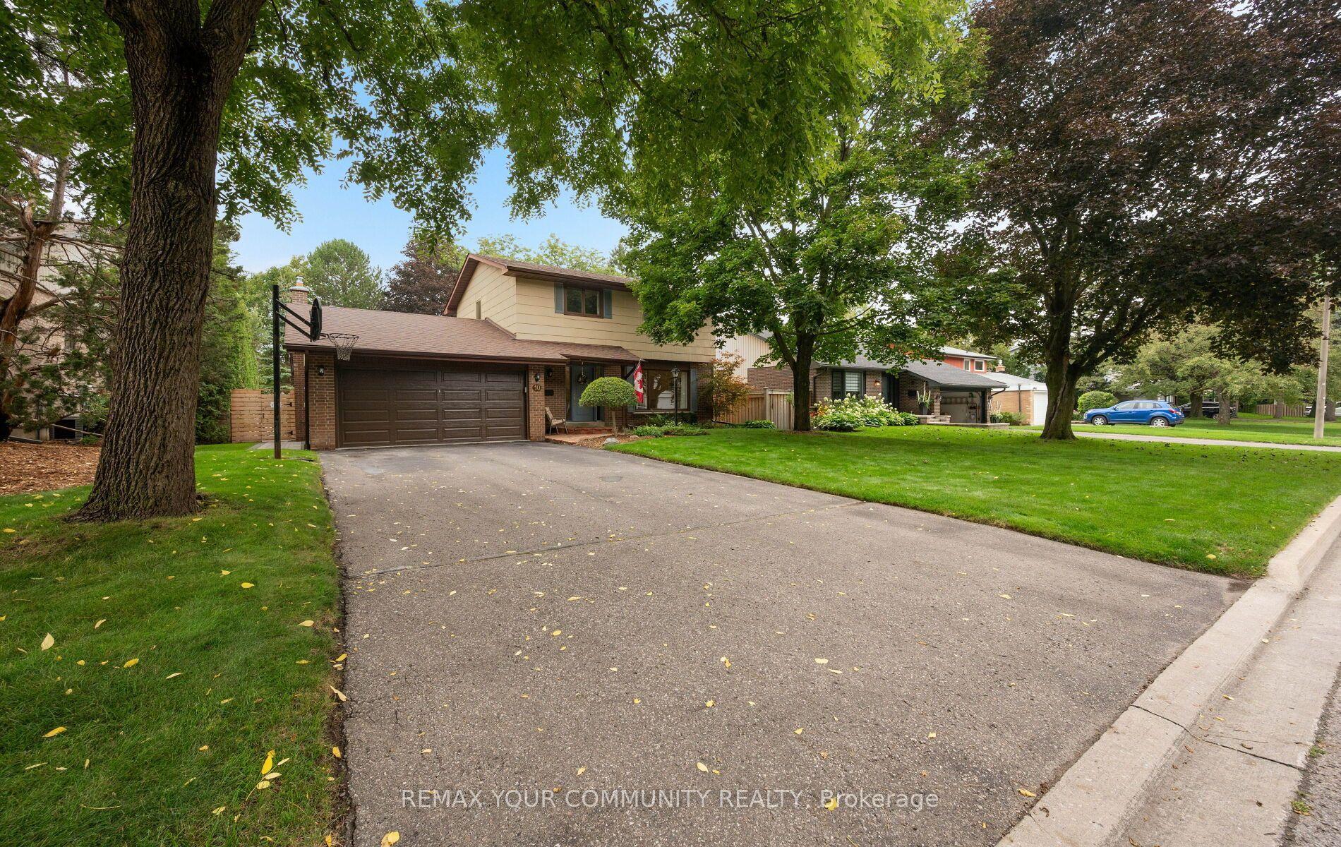 10 Glenview Drive, Aurora — Detached for sale, photo 1