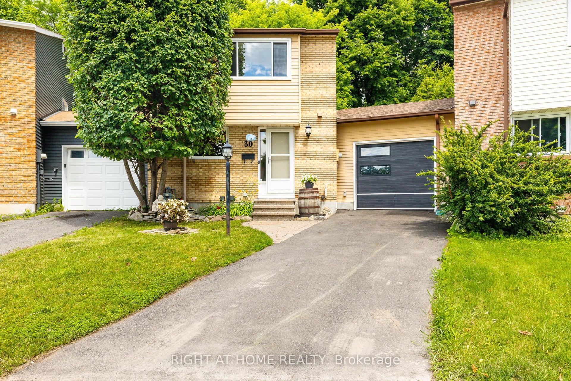 30 Berkshire Way, Barrhaven — Townhouse for sale, photo 1
