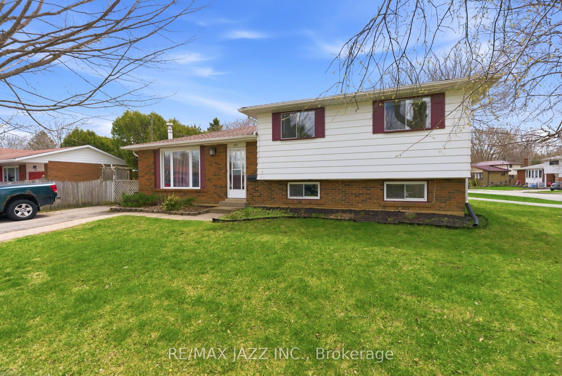 621 Willow Crescent — photo 1