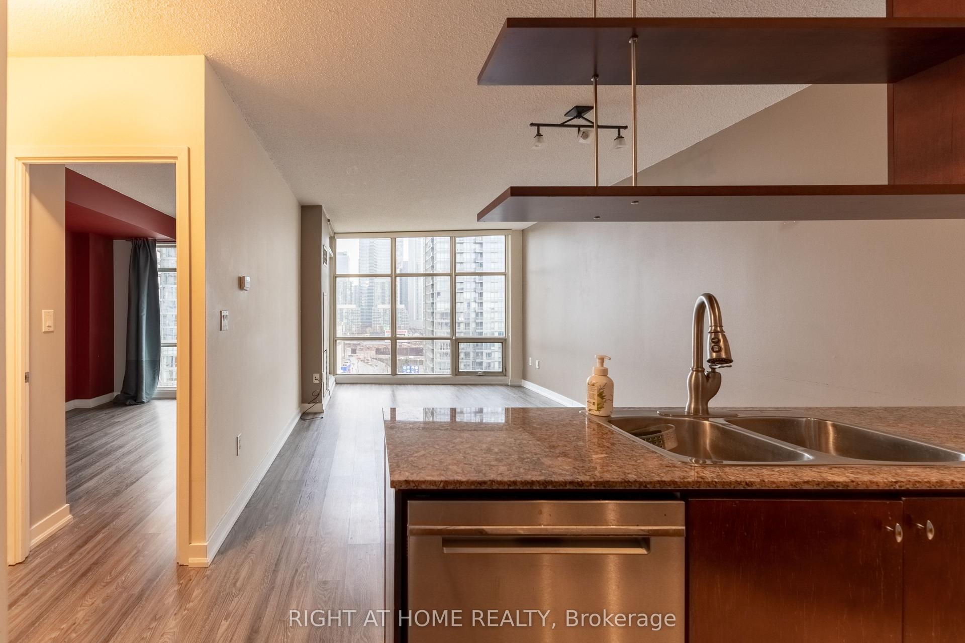 35 Mariner Terrace 1807 #1807 — photo 1