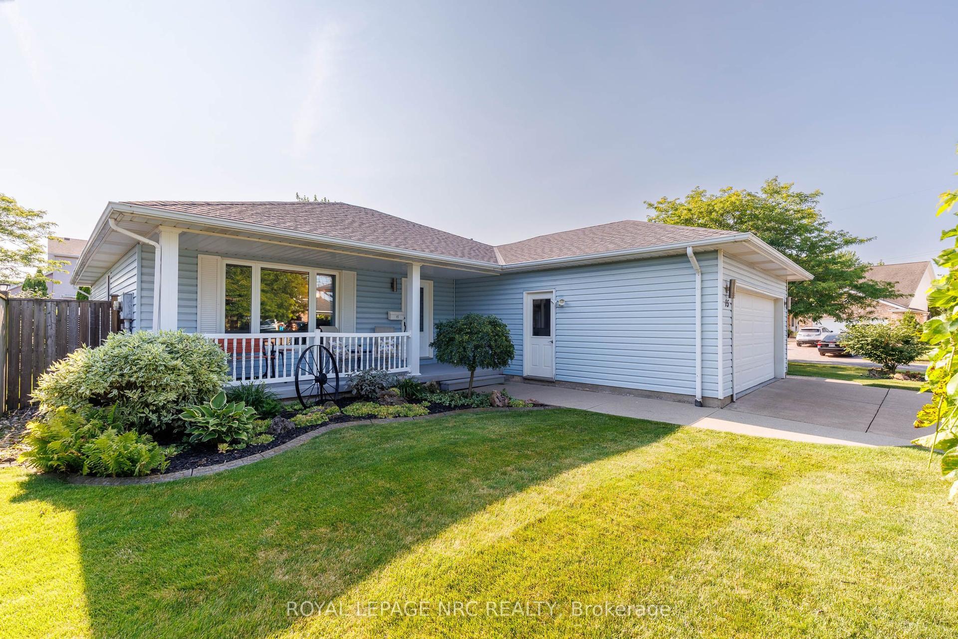 15 Foxhill Crescent, St. Catharines — Detached for sale, photo 1