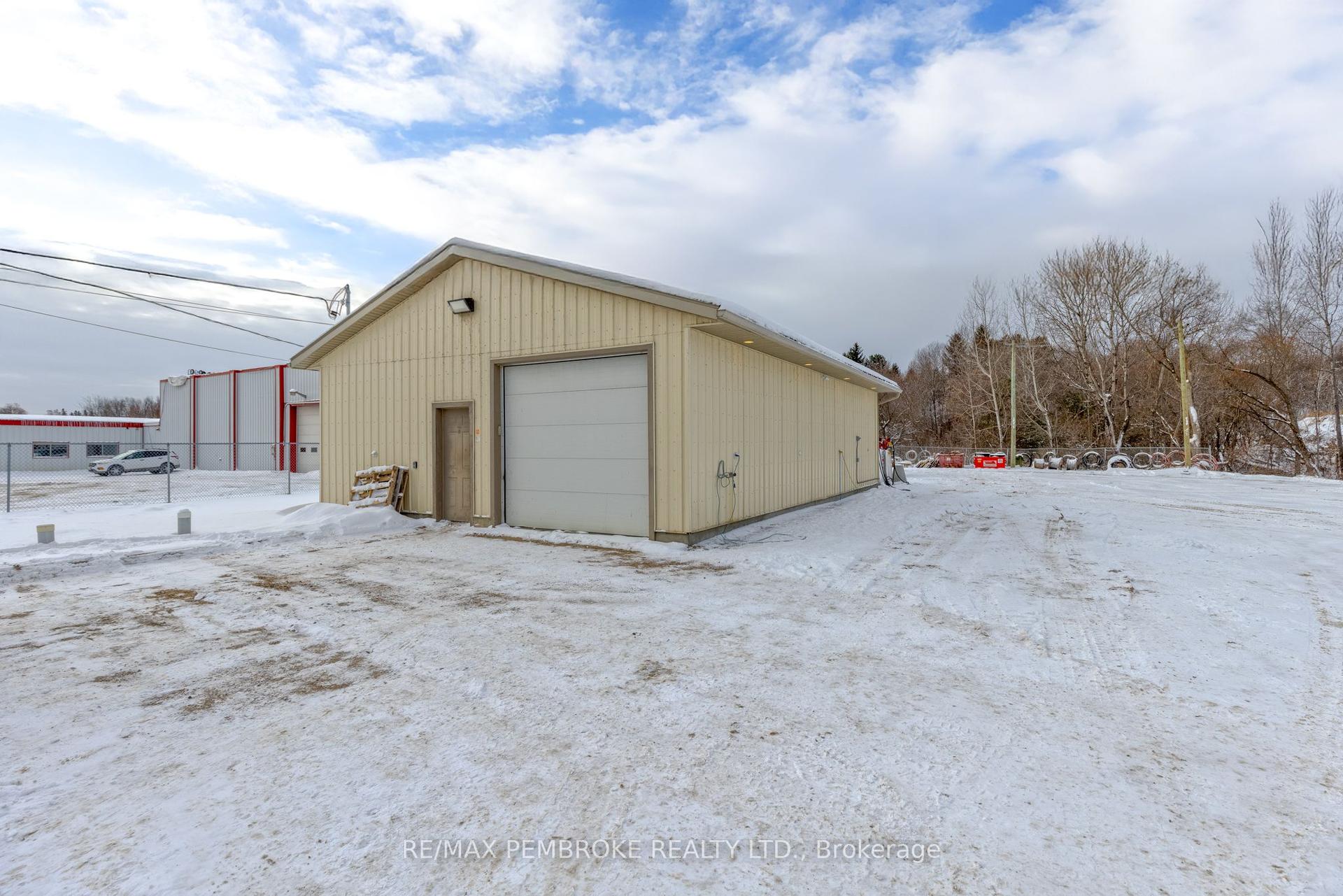 1366 Pembroke Street E — photo 1