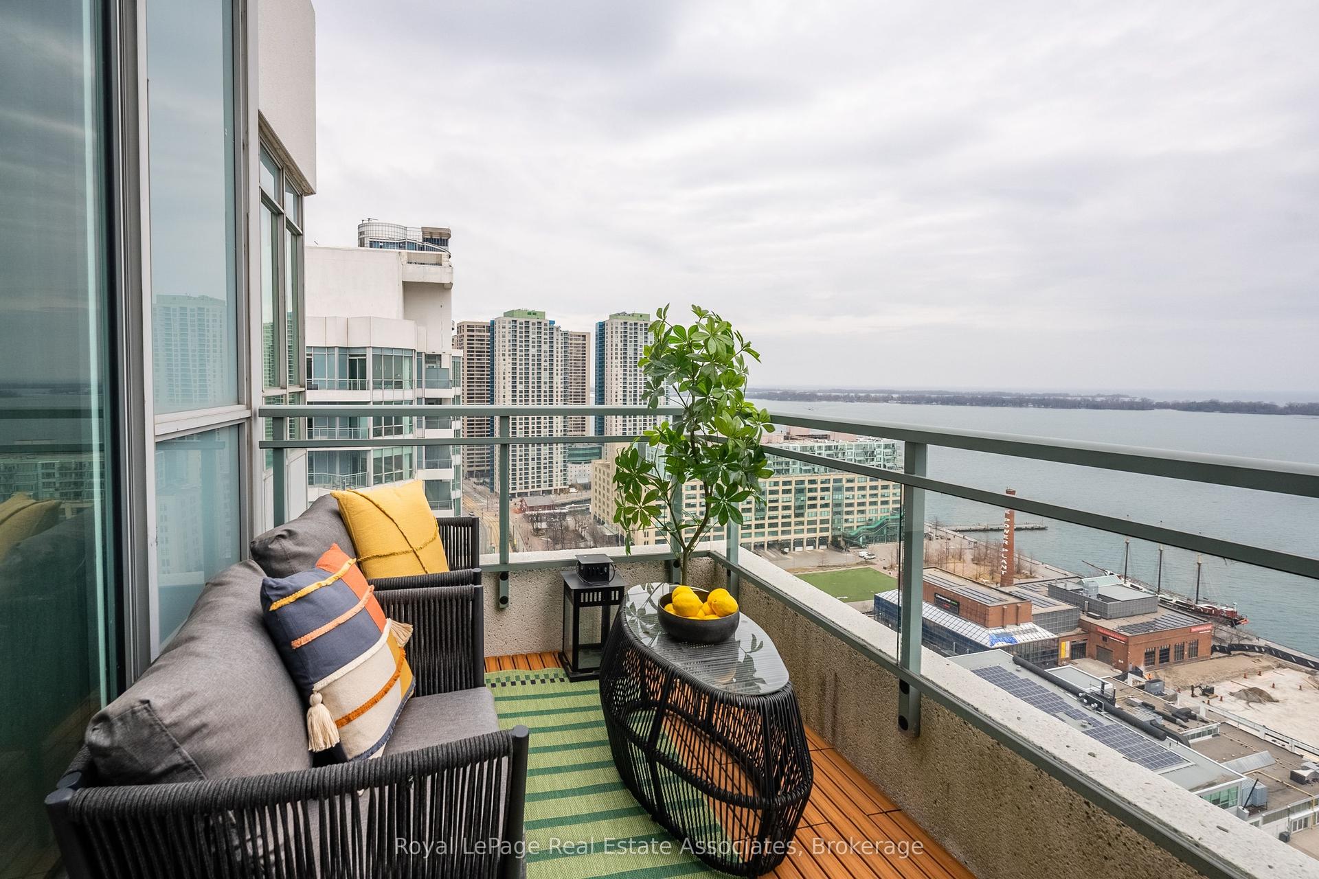 230 Queens Quay W 2811 #2811, Toronto — Condo for lease, photo 1