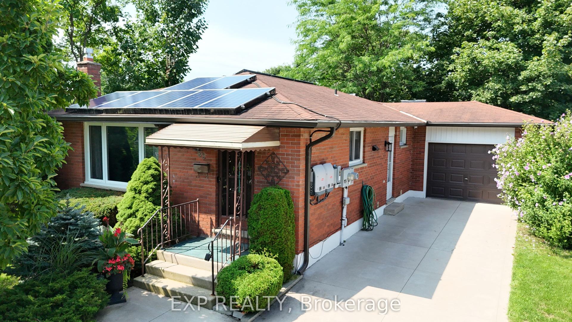 82 Lacey Crescent, London South — Detached for sale, photo 1