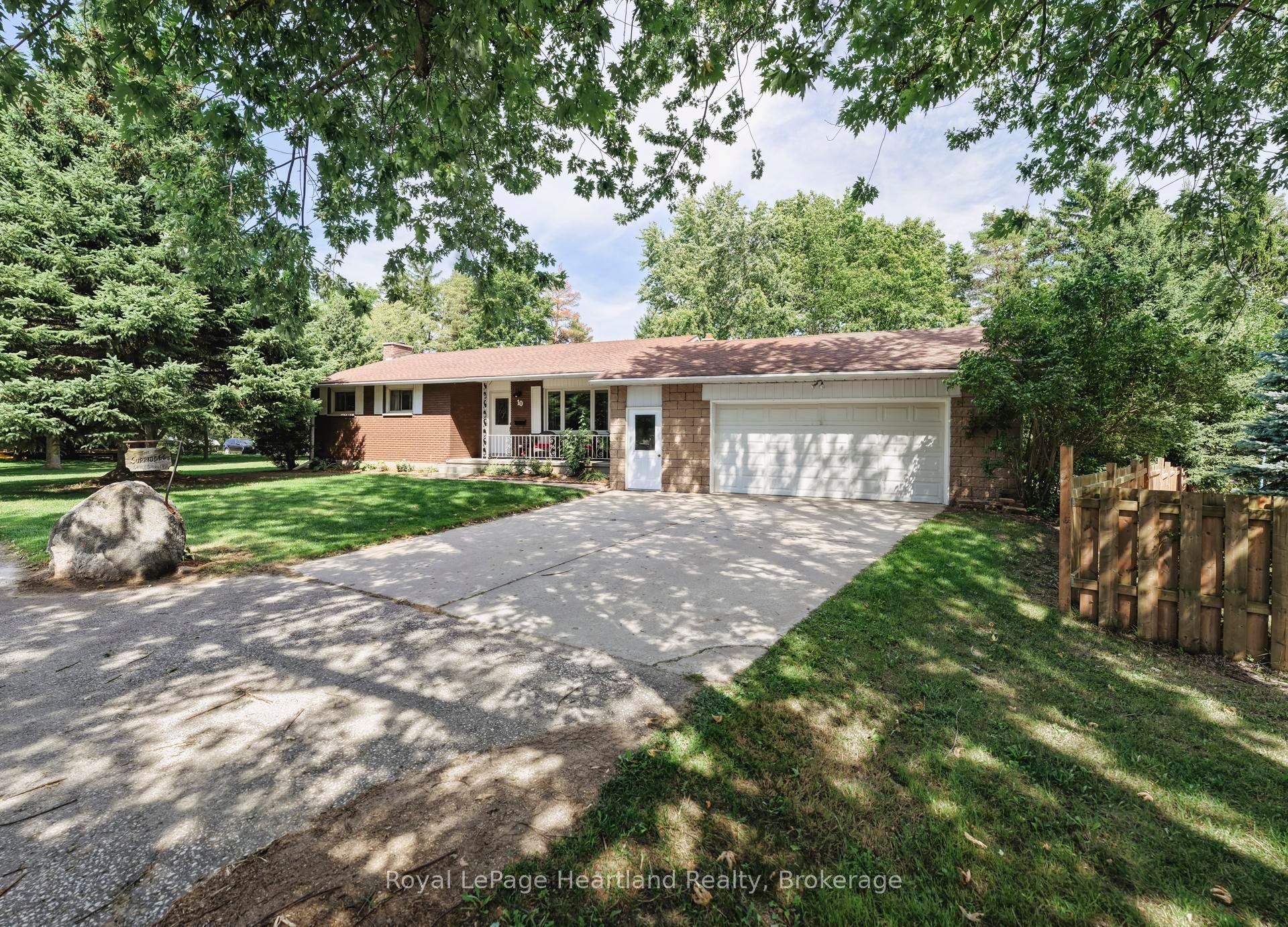 10 Bissett Court — photo 1