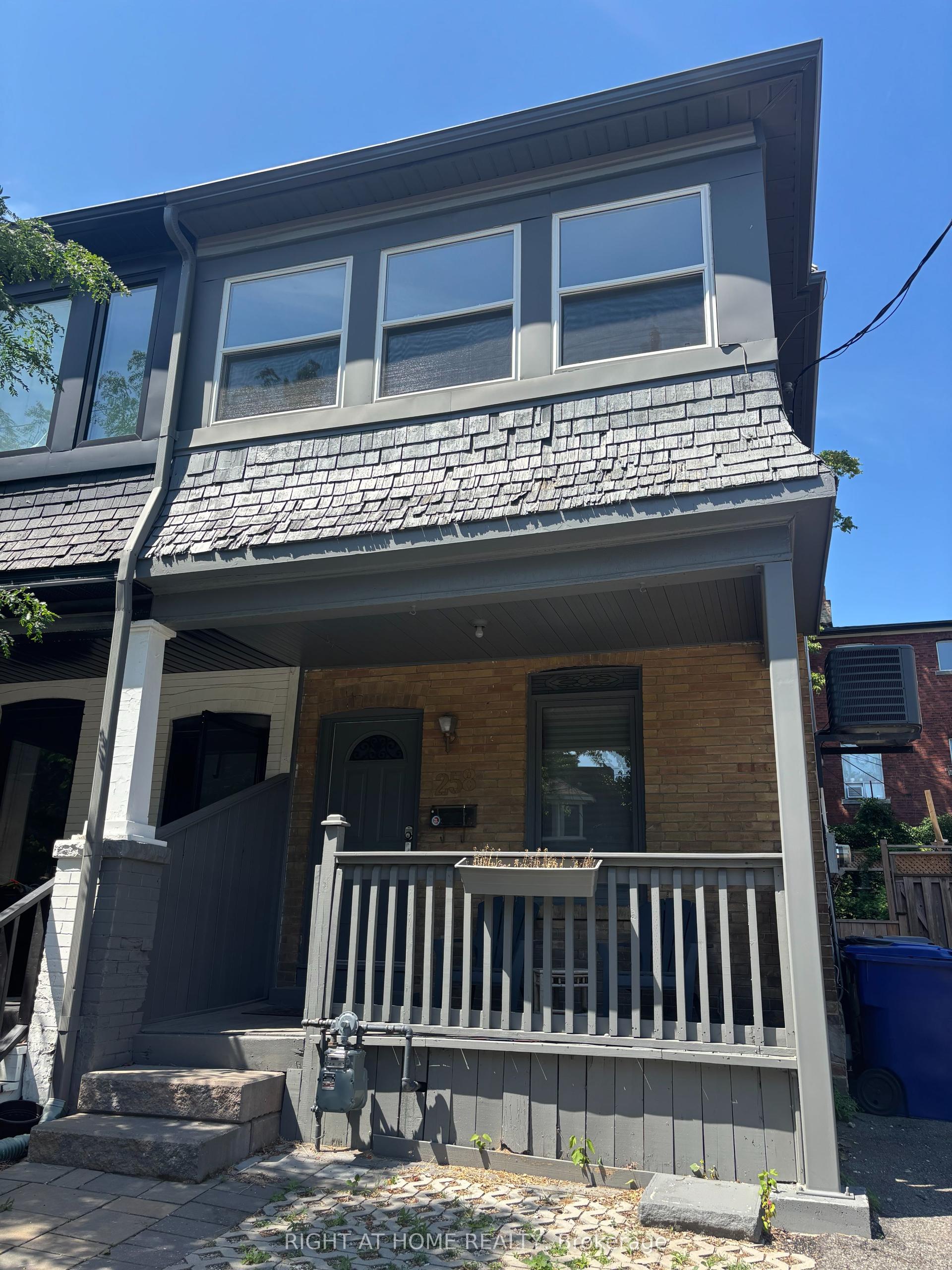 258 Howland Avenue, Toronto — Semi-Detached for lease, photo 1