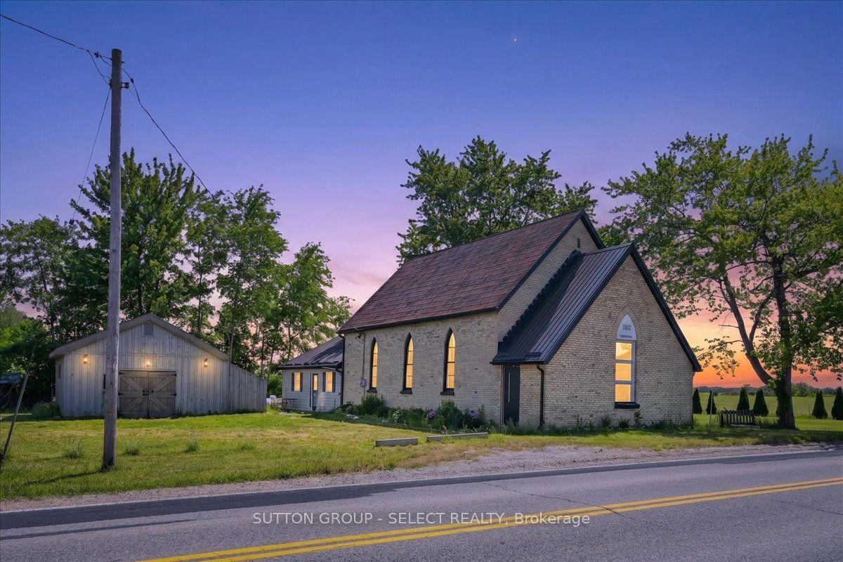 8833 Confederation Line, Warwick — Detached for sale, photo 1