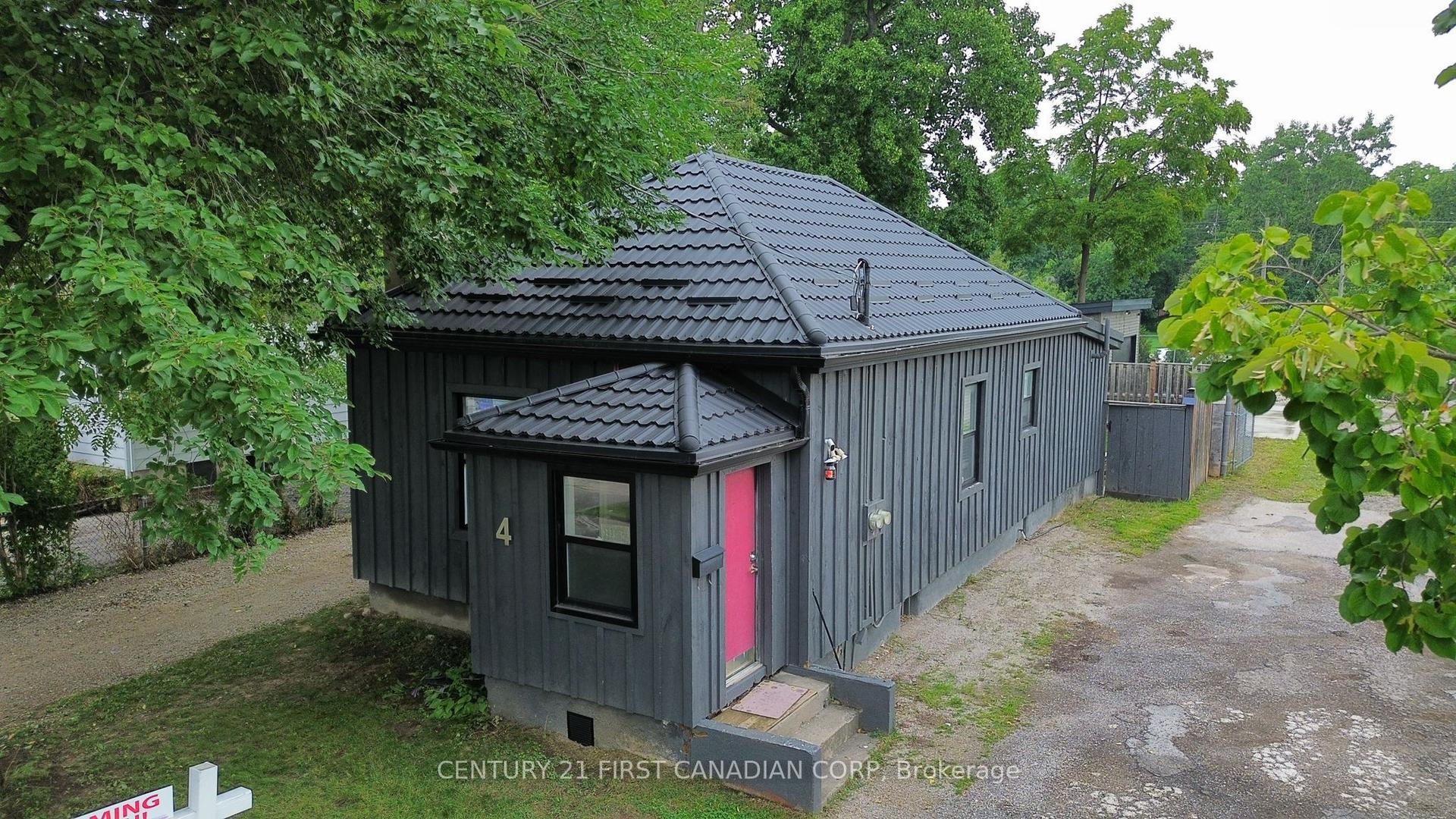 4 Elmwood Place, London South — Detached for lease, photo 1