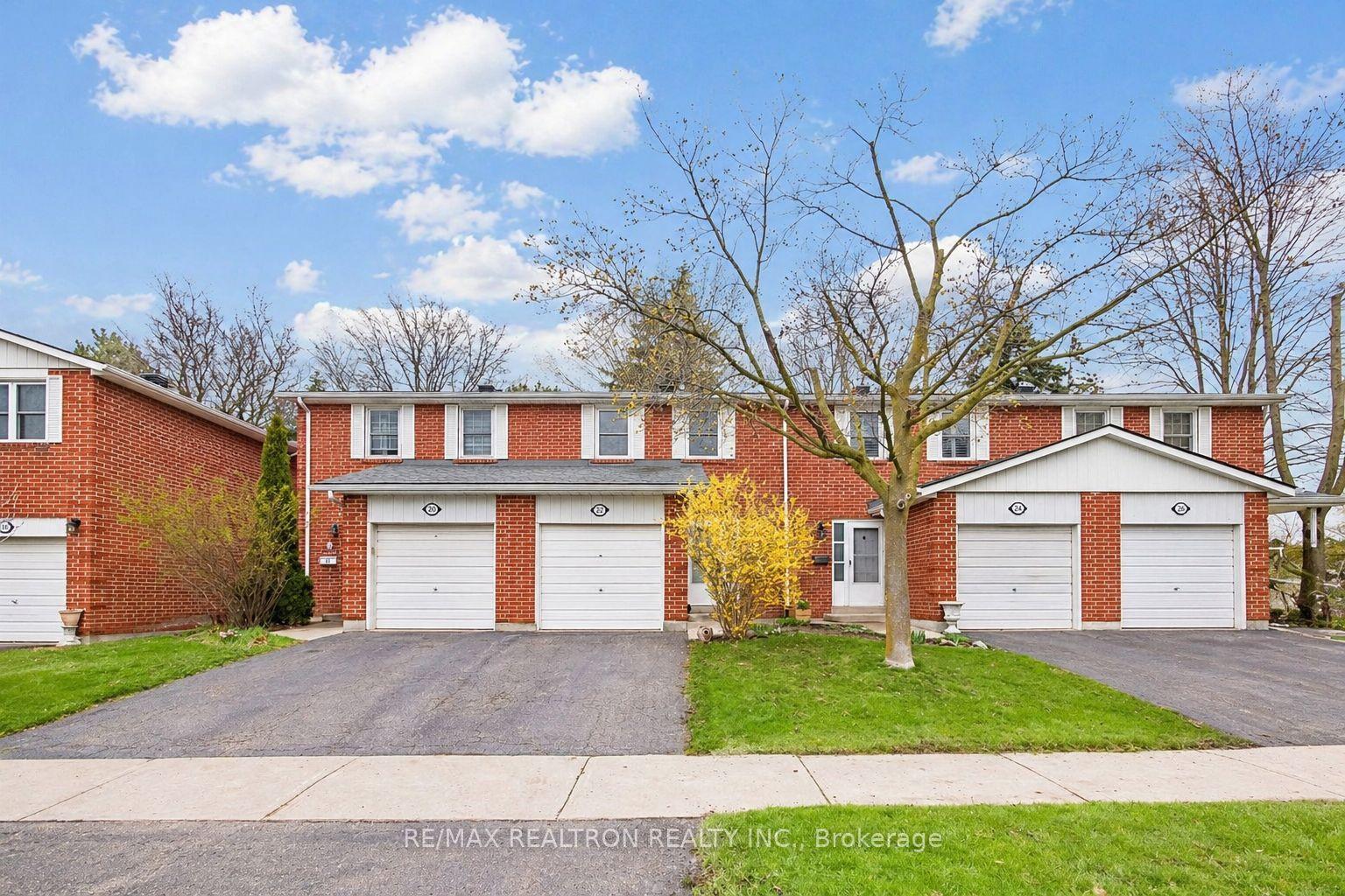 22 Porterfield Crescent — photo 1