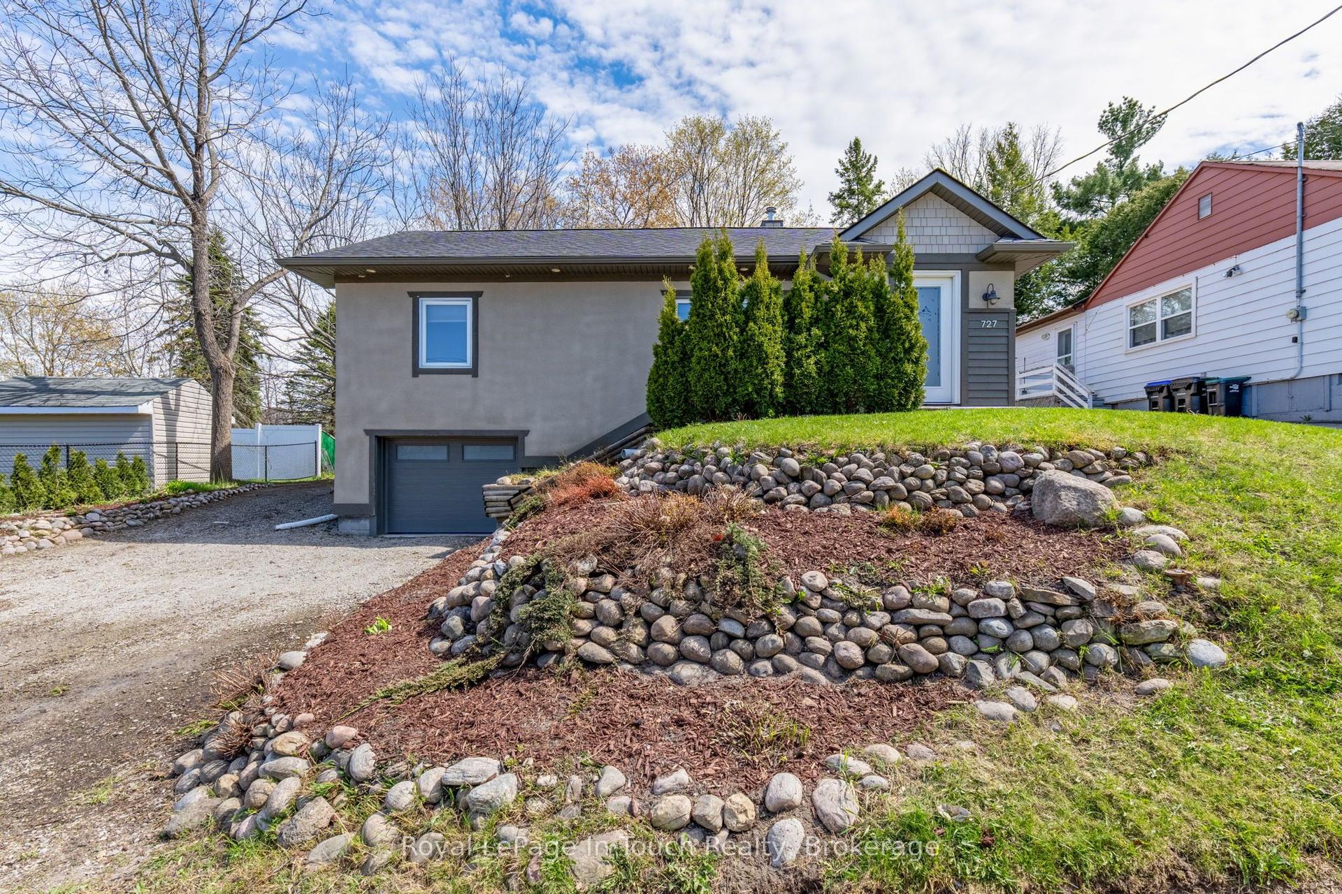 727 Victoria Street — photo 1