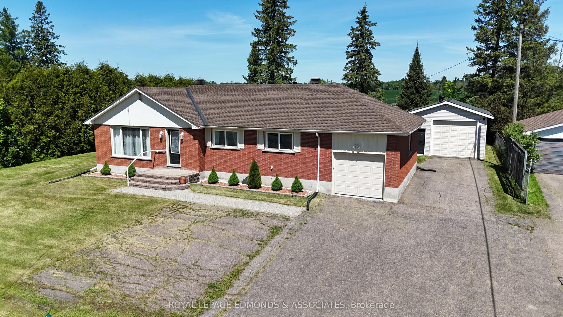 11837 Round Lake Road — photo 1