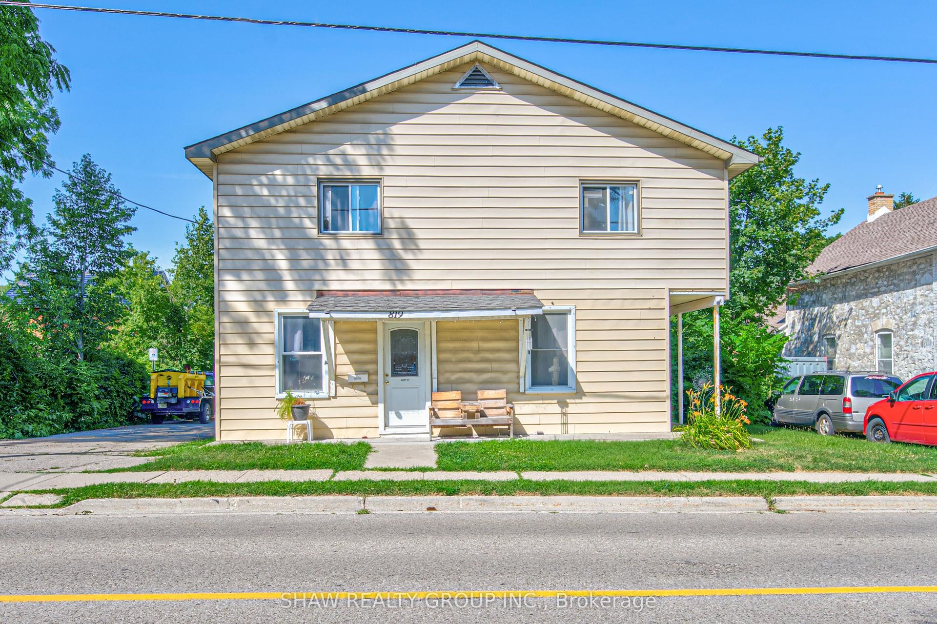 819 Duke Street, Cambridge — Multiplex for sale, photo 1