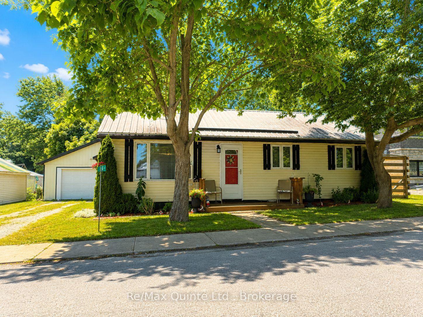 14 Bay Avenue, Prince Edward County — Detached for sale, photo 1