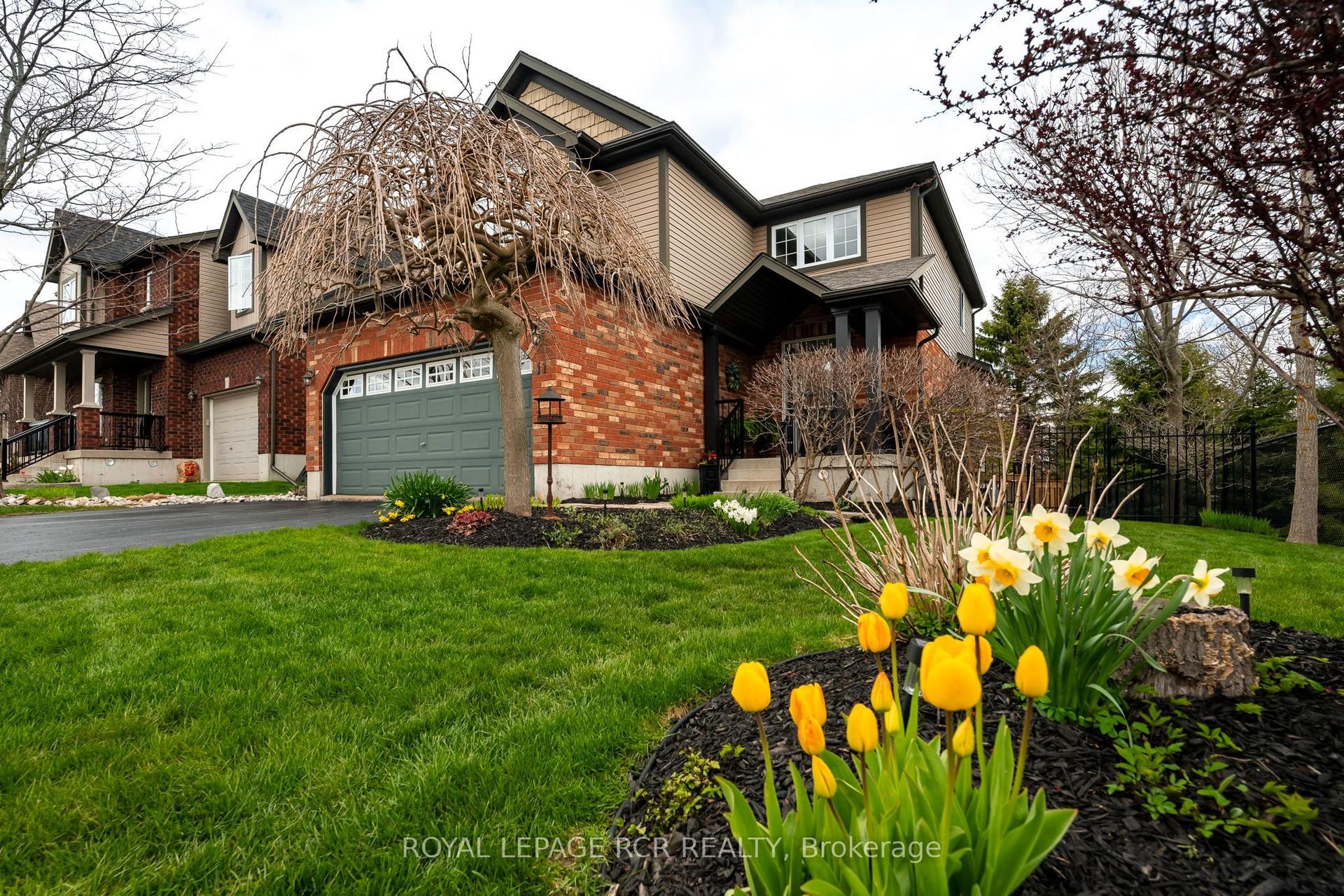 11 Sandringham Circle — photo 1