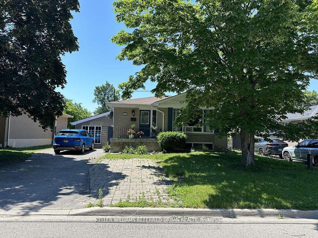 30 Collins Crescent Main #Main, Aurora — Detached for lease, photo 1
