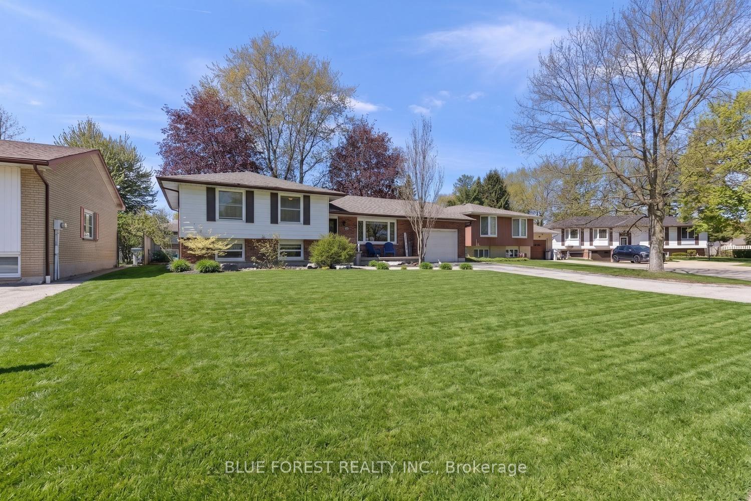 16 Dell Drive, Strathroy-Caradoc — Detached for sale, photo 1