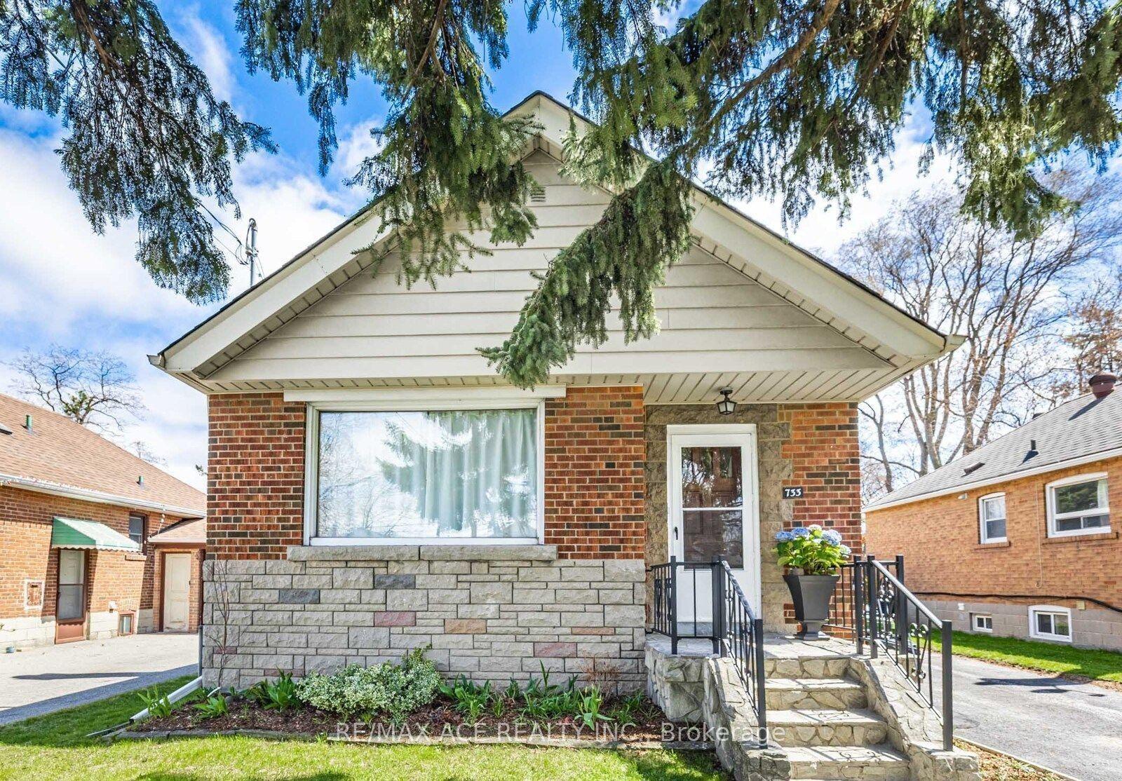 733 Pharmacy Avenue, Toronto — Detached for sale, photo 1