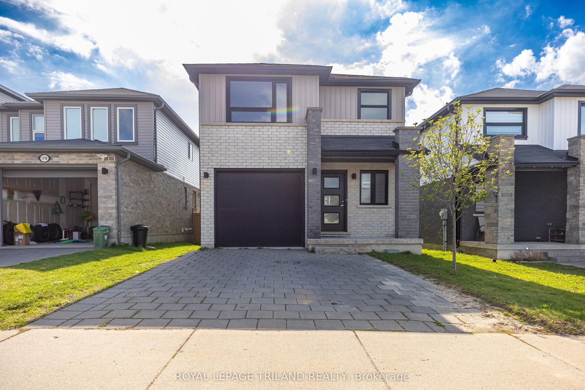 1994 Foxridge Crescent — photo 1