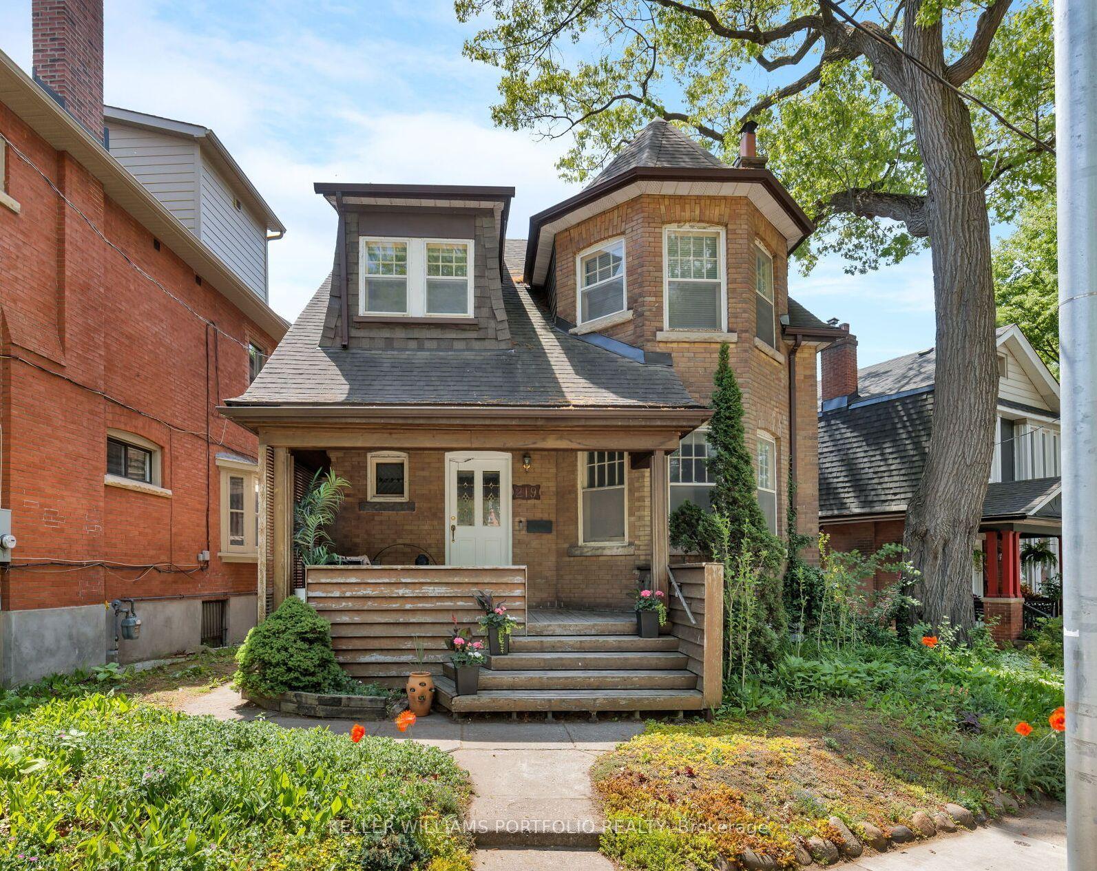 219 Howard Park Avenue — photo 1