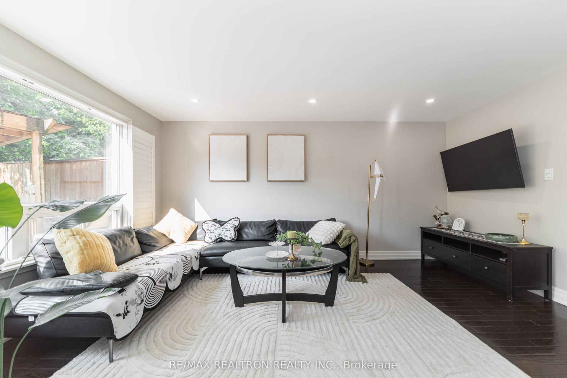 2 Lynedock Crescent, Toronto — Semi-Detached for sale, photo 1