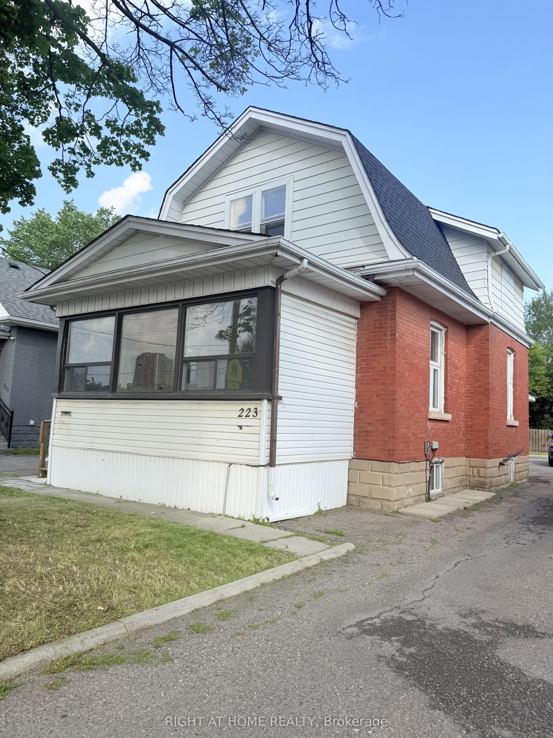 223 Queen Street W, Brampton — Detached for sale, photo 1