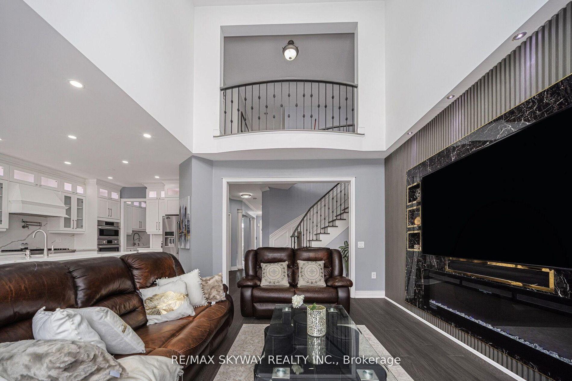 44 Eaglesprings Crescent — photo 1