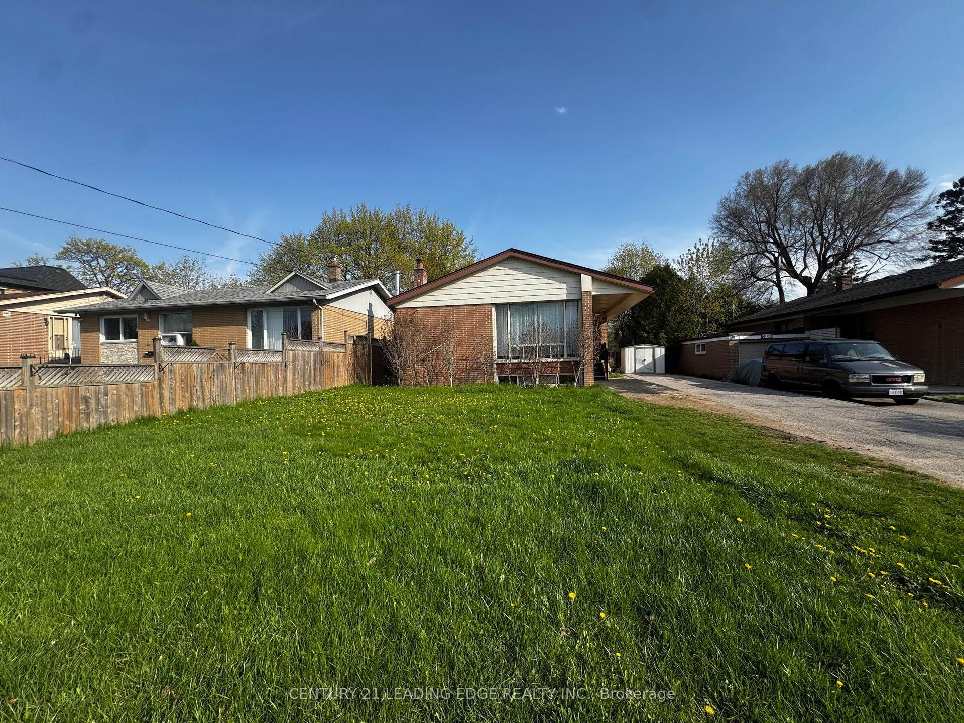 409 Paliser Crescent S — photo 1