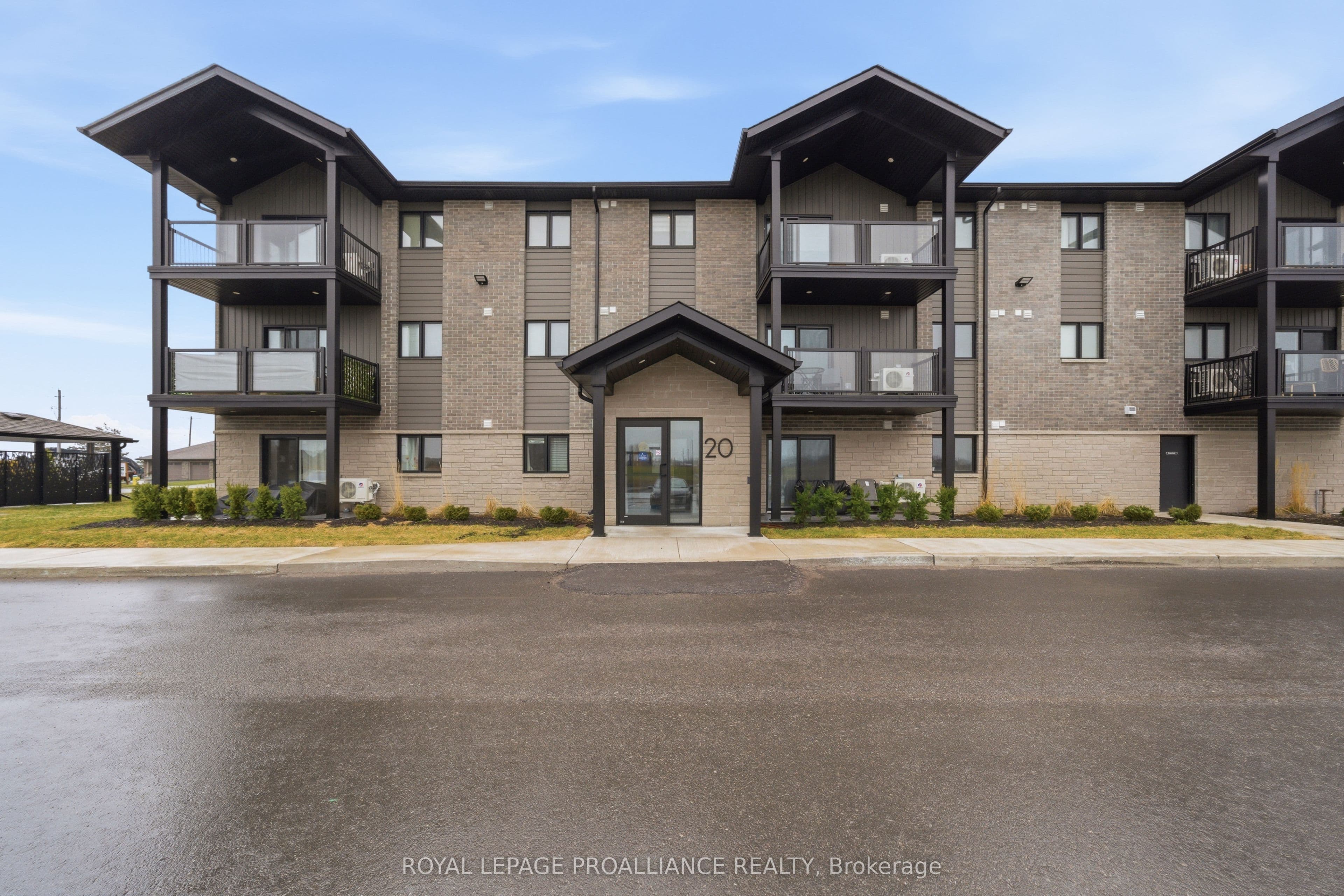 20 Hillside Meadow Drive 208 #208 — photo 1