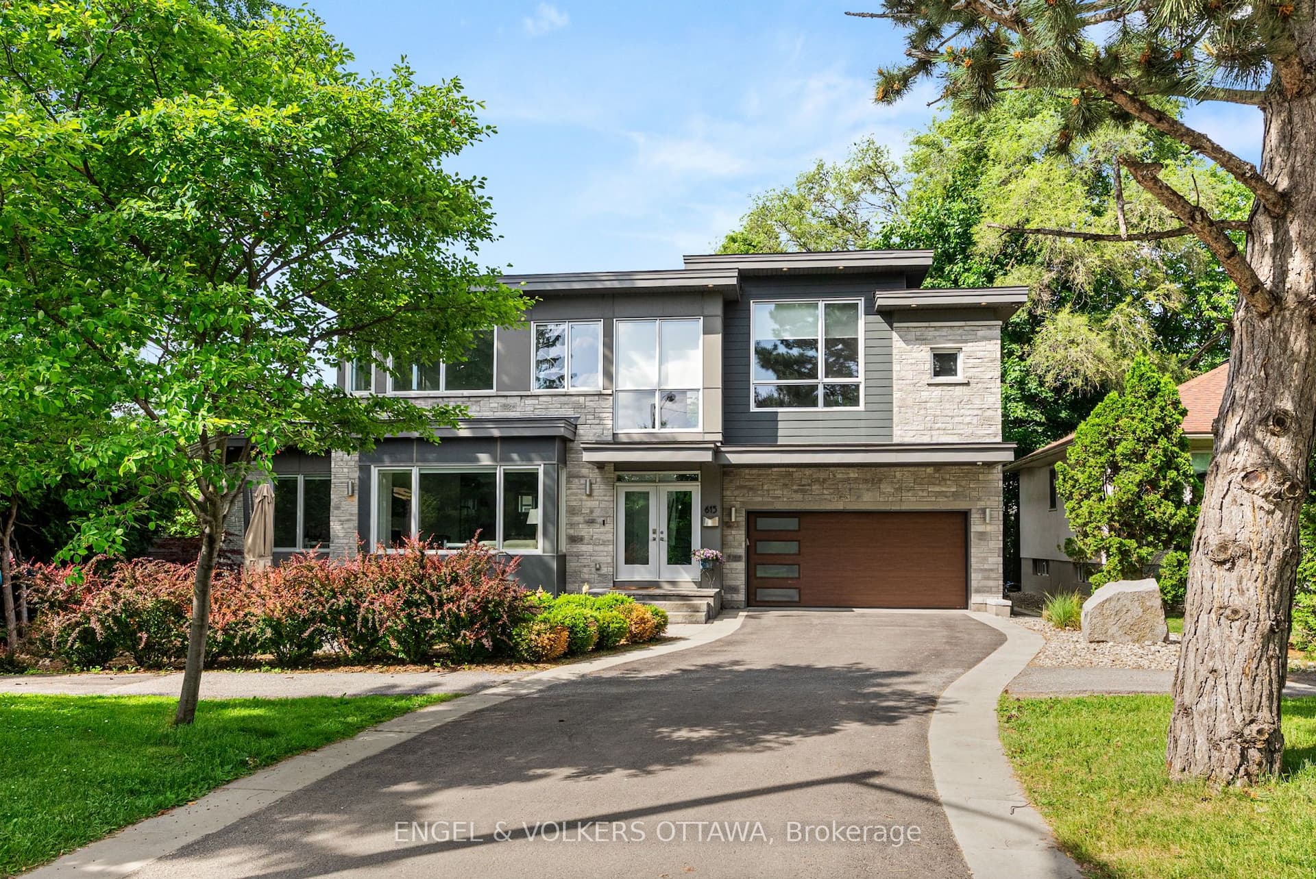 615 Island Park Crescent — photo 1