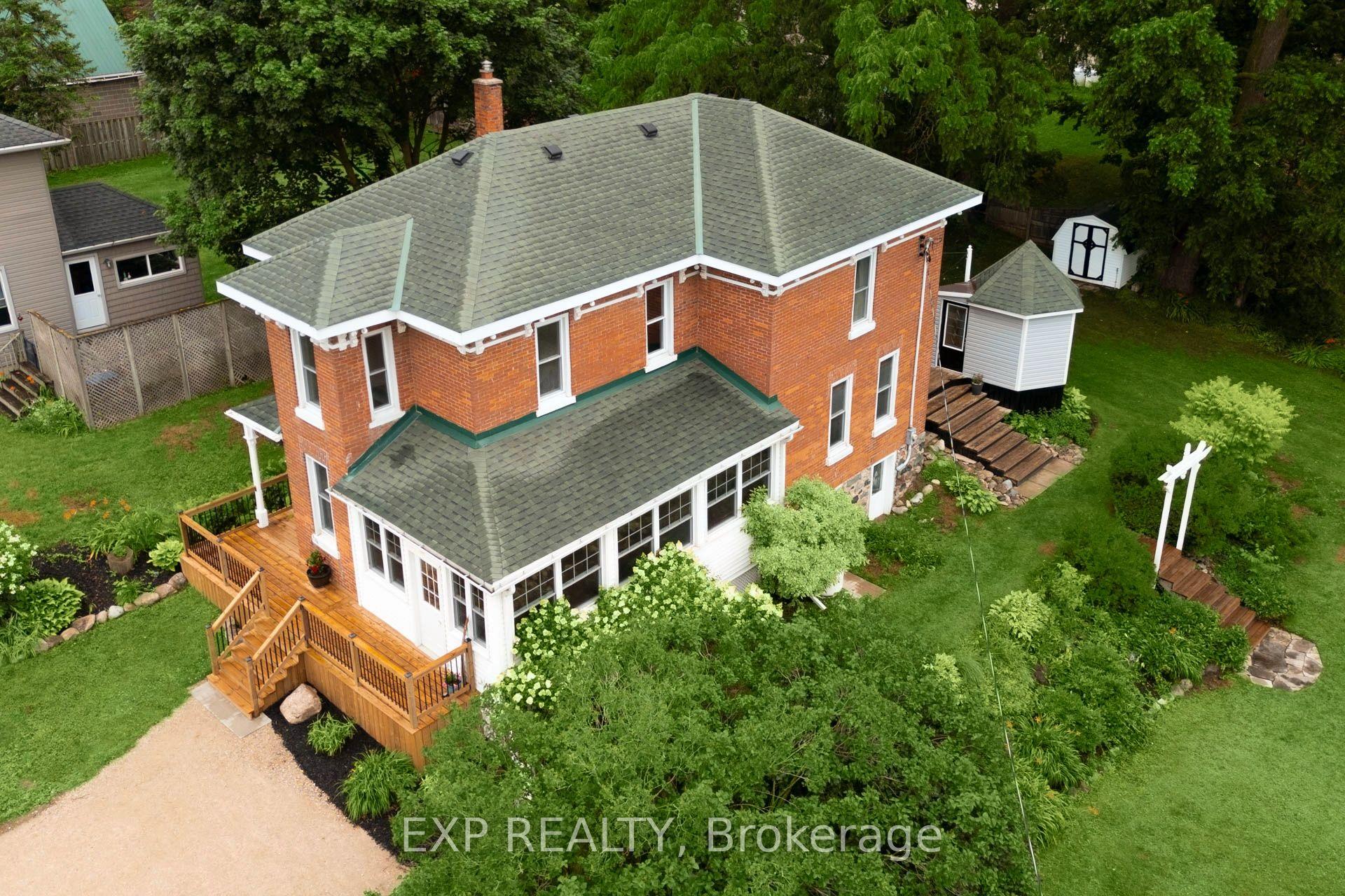 2027 Victoria Street — photo 1
