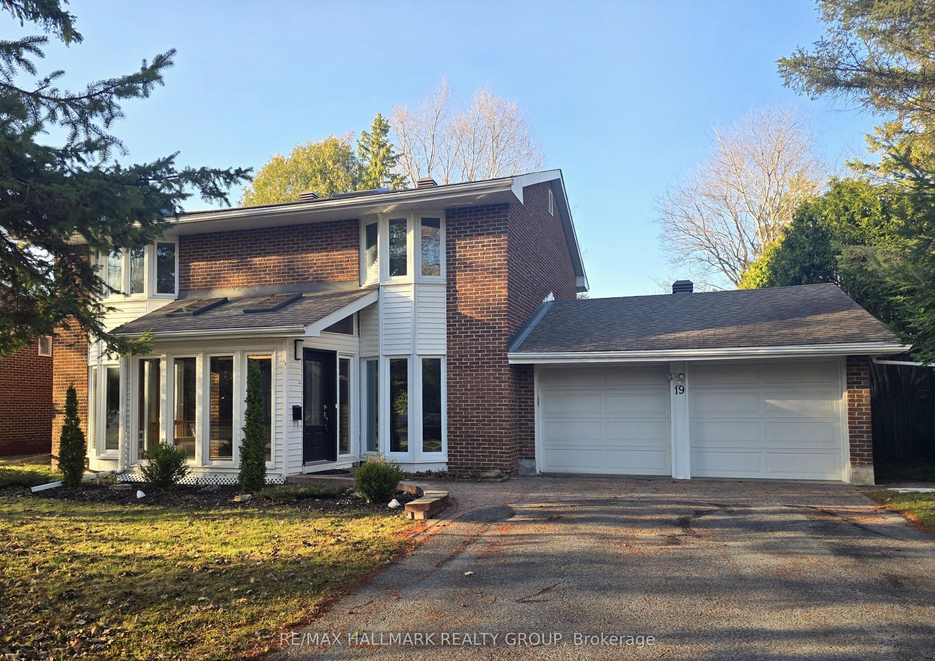 19 Kingsford Crescent — photo 1