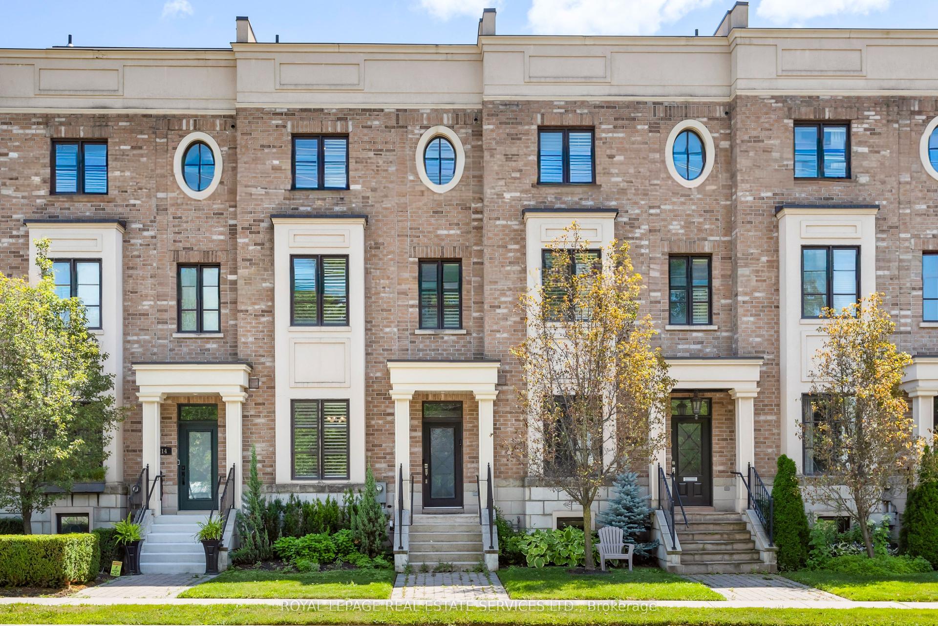 216 Rebecca Street, Oakville — Townhouse for sale, photo 1