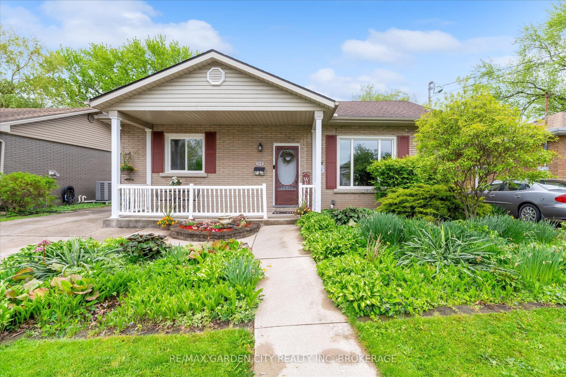 44 Alexandra Boulevard — photo 1