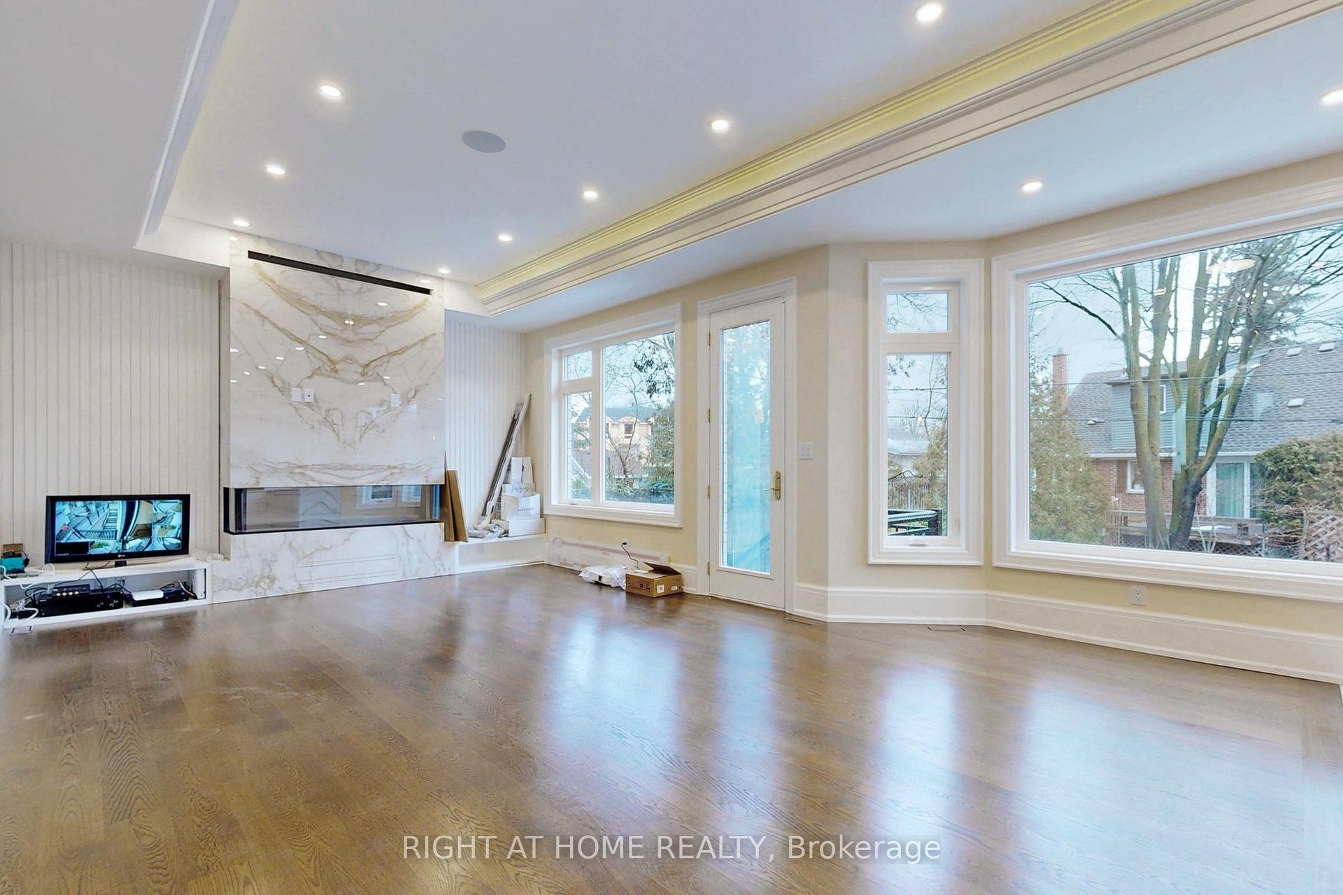 10 Jocelyn Crescent, Toronto — Detached for sale, photo 1