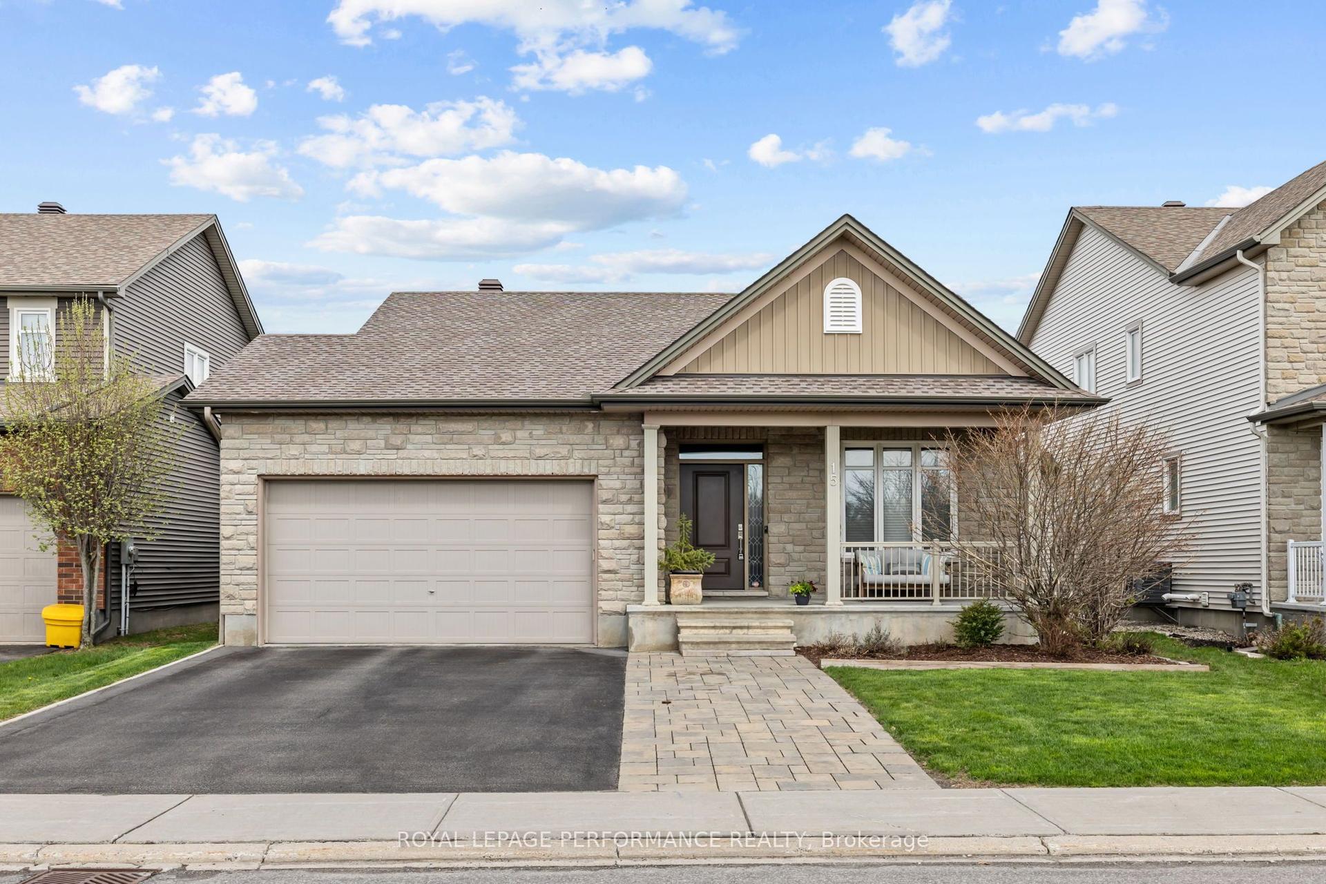 15 York Crossing — photo 1