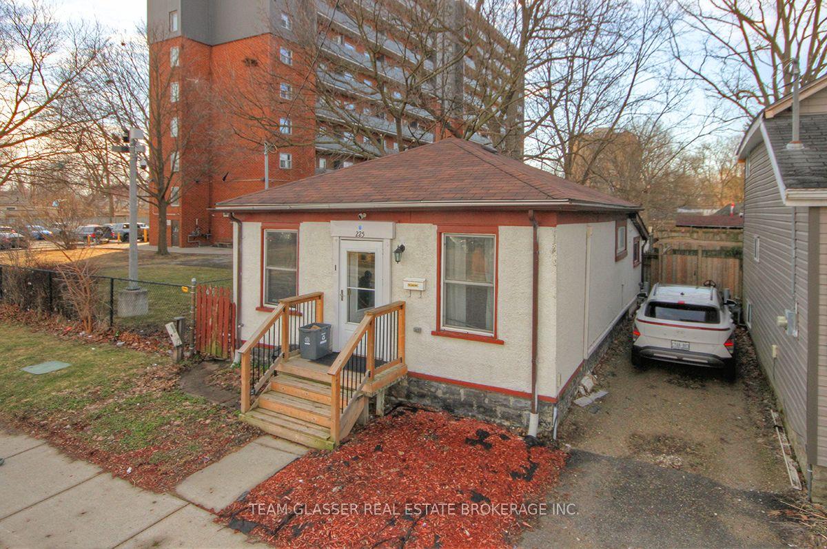 225 Simcoe Street — photo 1