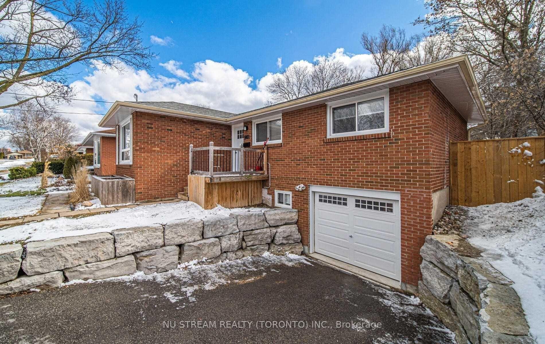 901 Lilac Terrace, Whitby — Detached for lease, photo 1