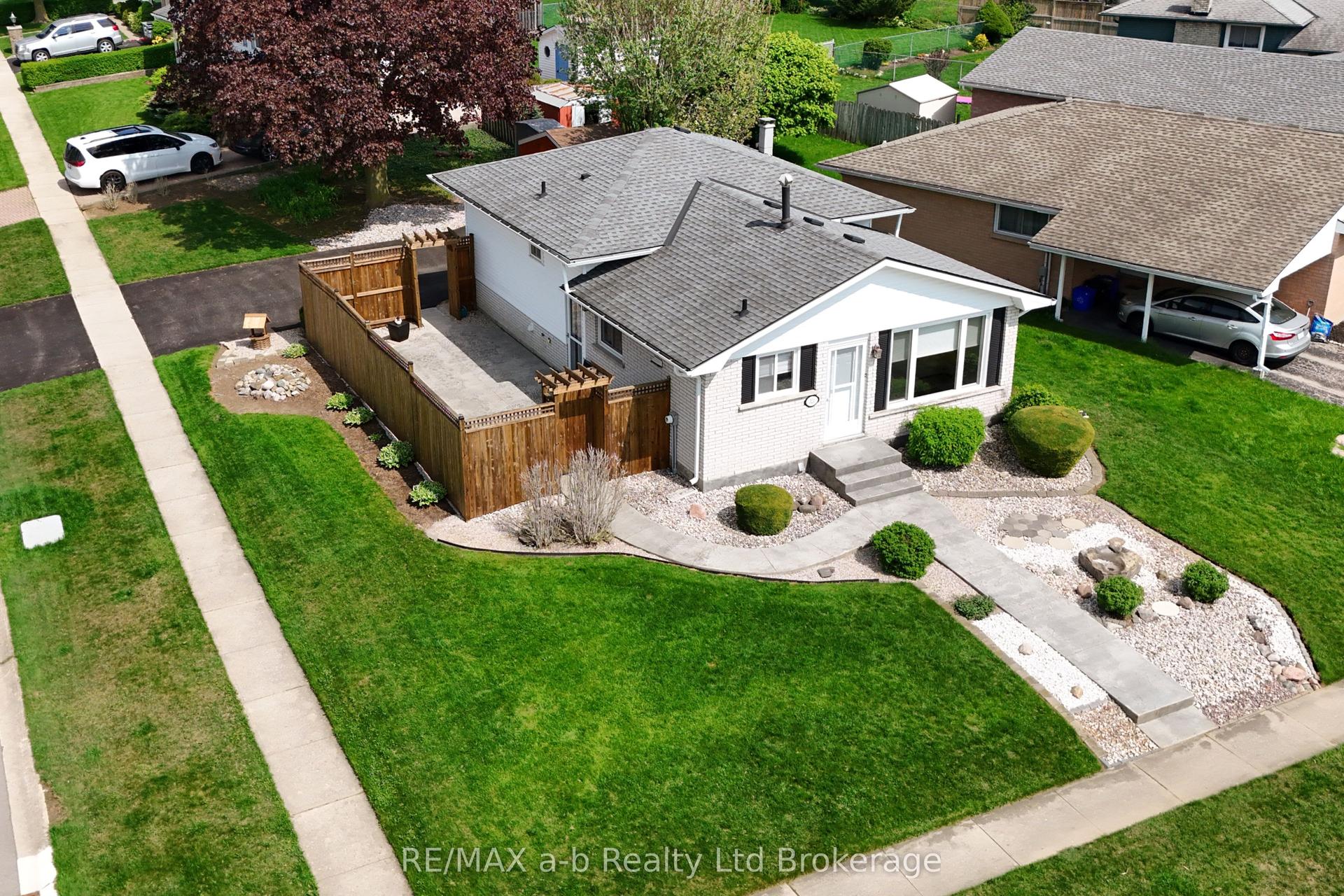 324 Macdonald Drive — photo 1