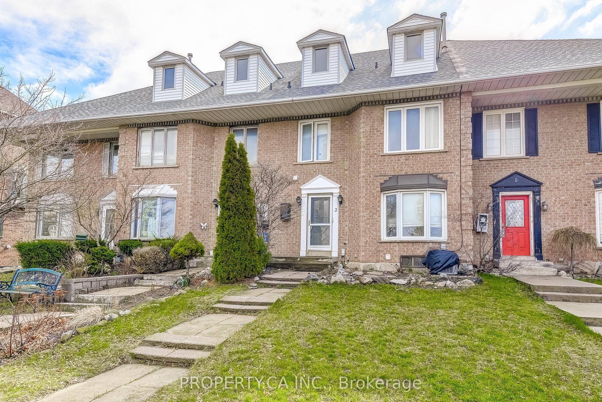 3 Waterford Crescent, Hamilton — Townhouse for sale, photo 1