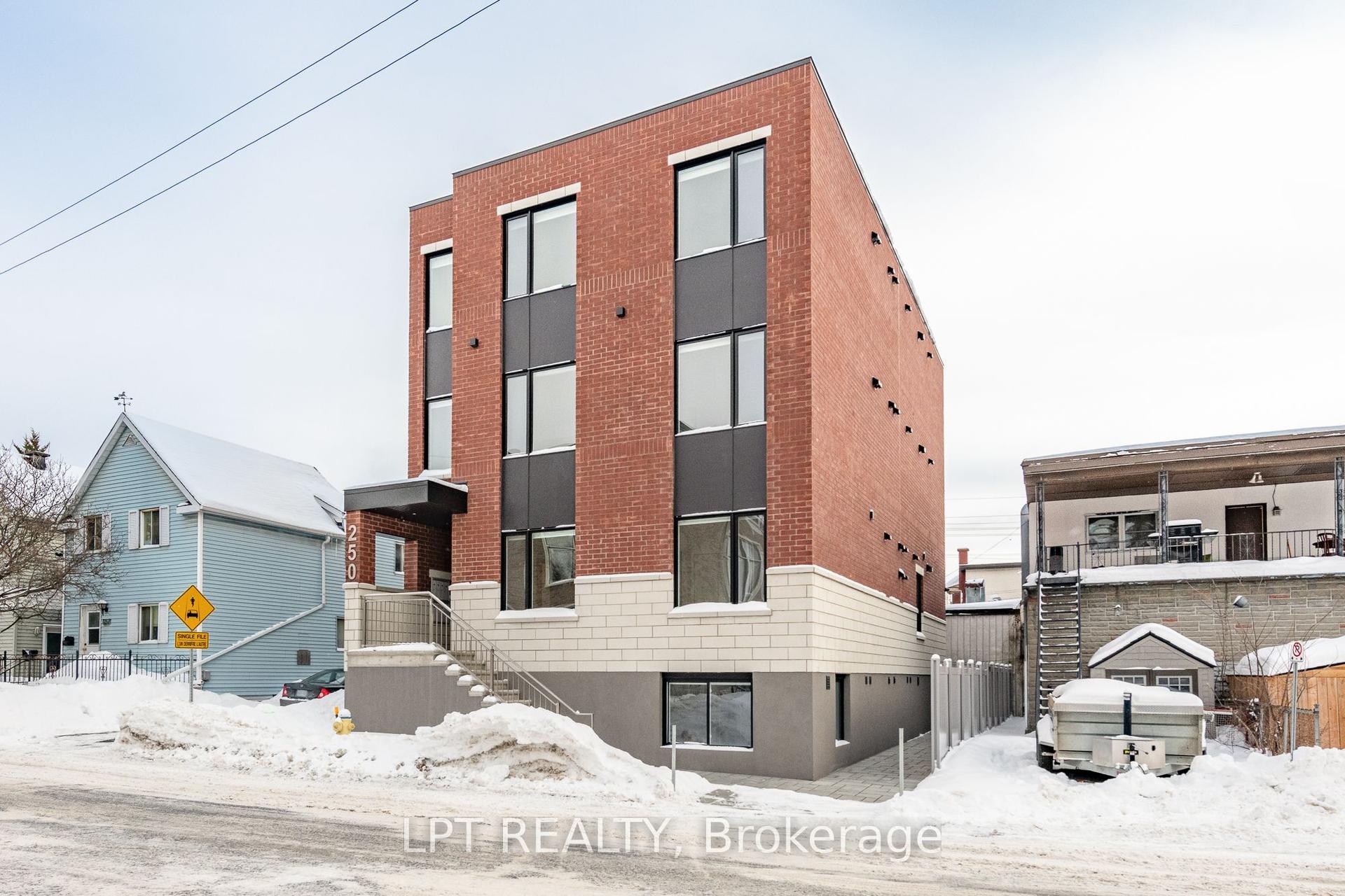 250 Shakespeare Street 1 #1, Vanier and Kingsview Park — Multiplex for lease, photo 1