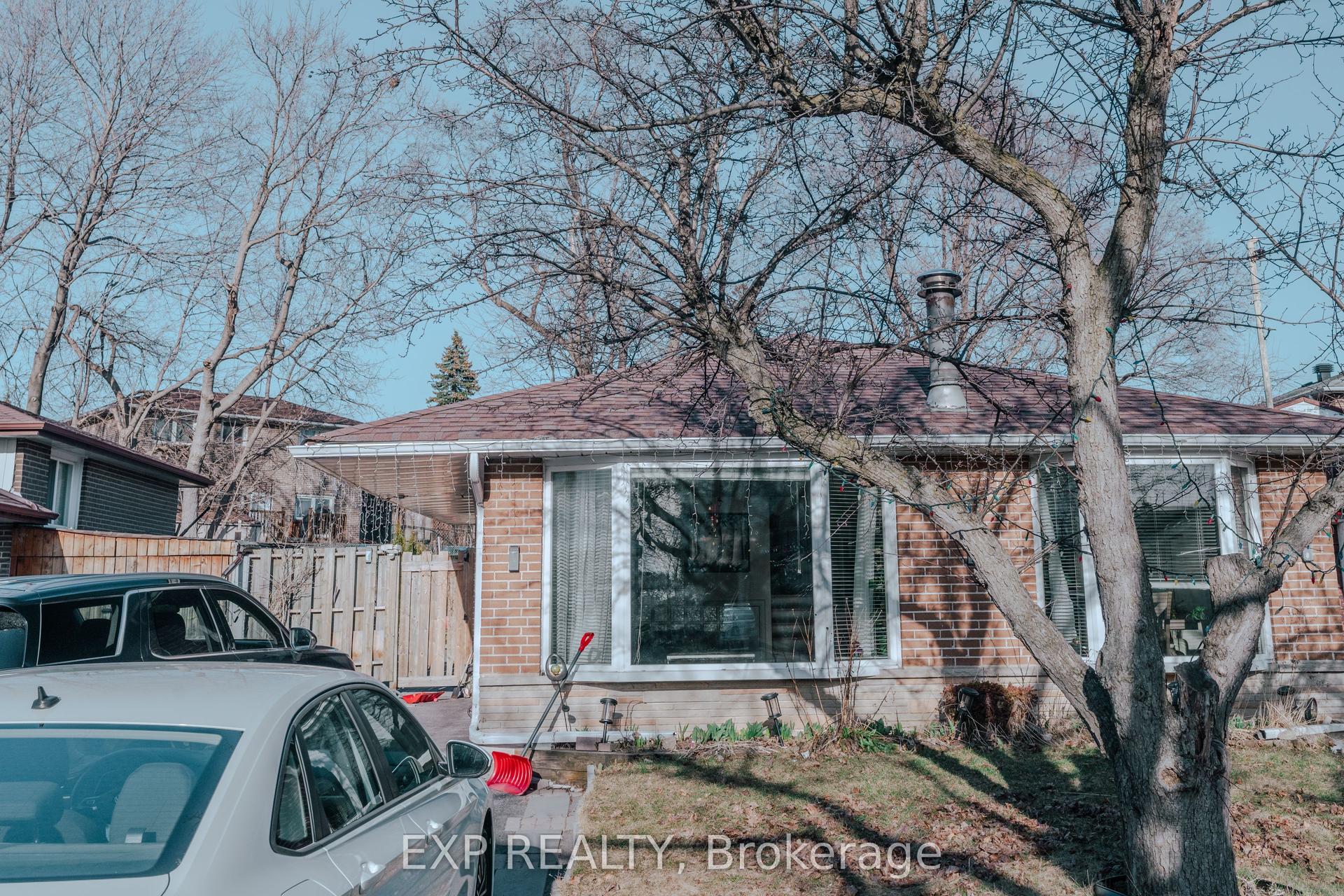 20 Manorglen Crescent Upper #Upper — photo 1
