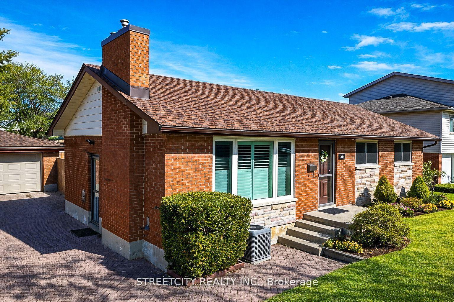306 Burlington Crescent — photo 1